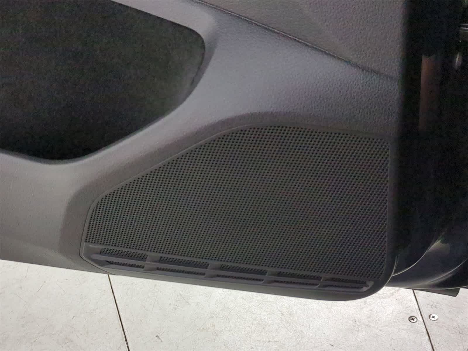 Thumbnail: 2015 Volkswagen e-Golf - 28