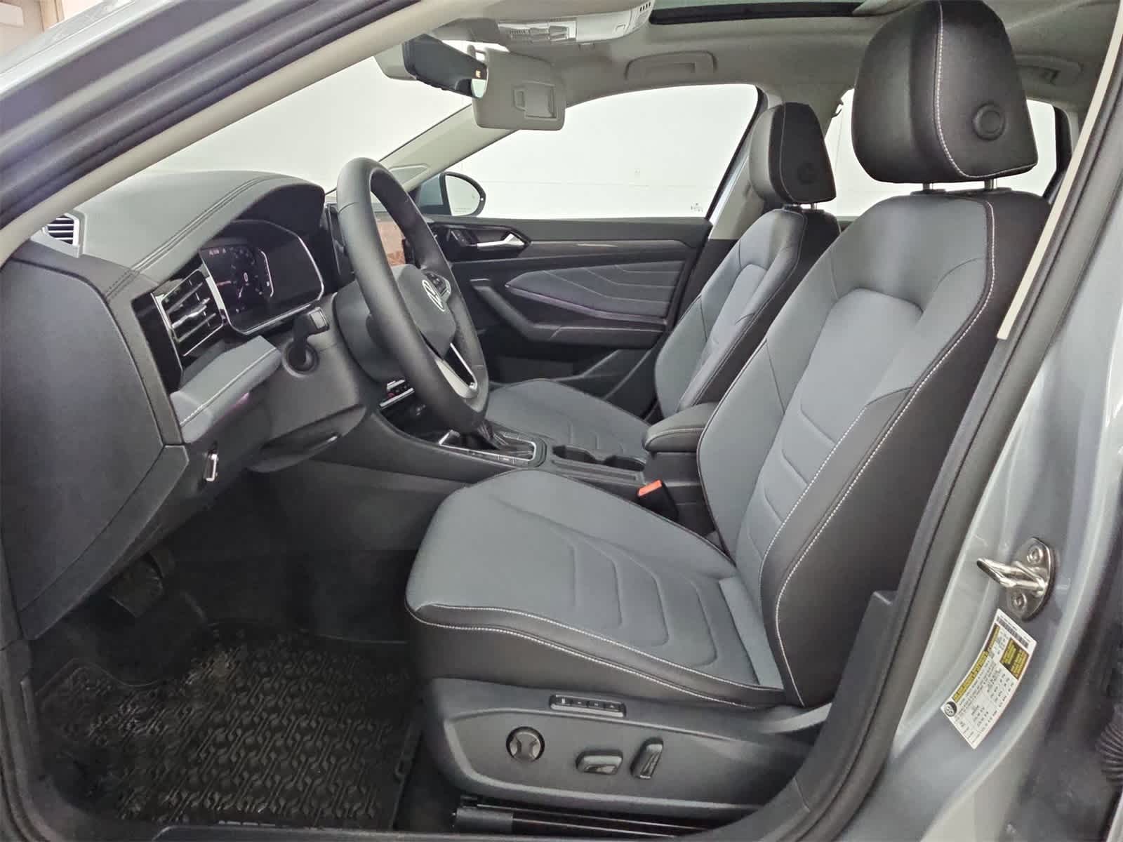 Thumbnail: 2025 Volkswagen Jetta - 16