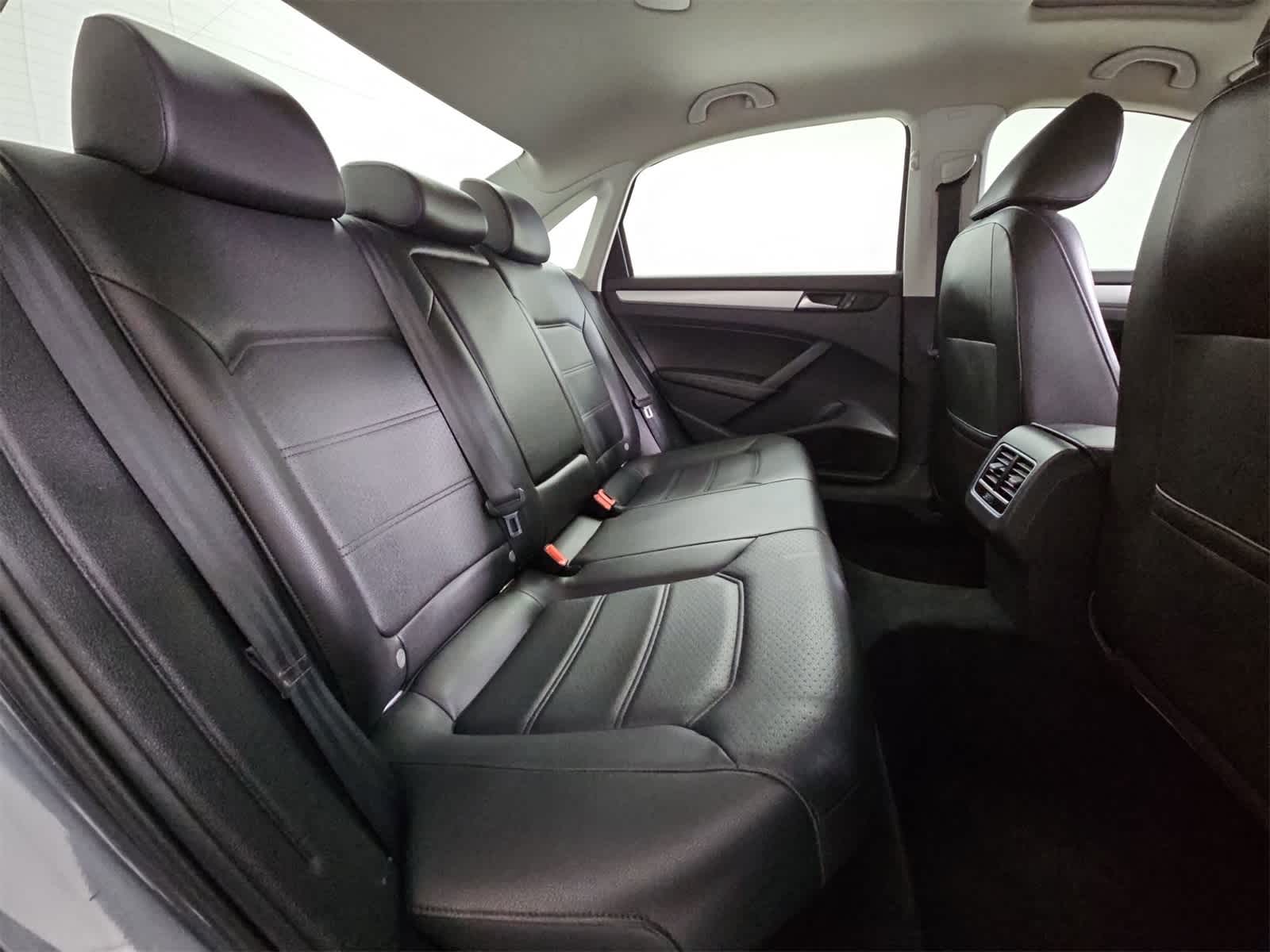 Thumbnail: 2013 Volkswagen Passat - 21