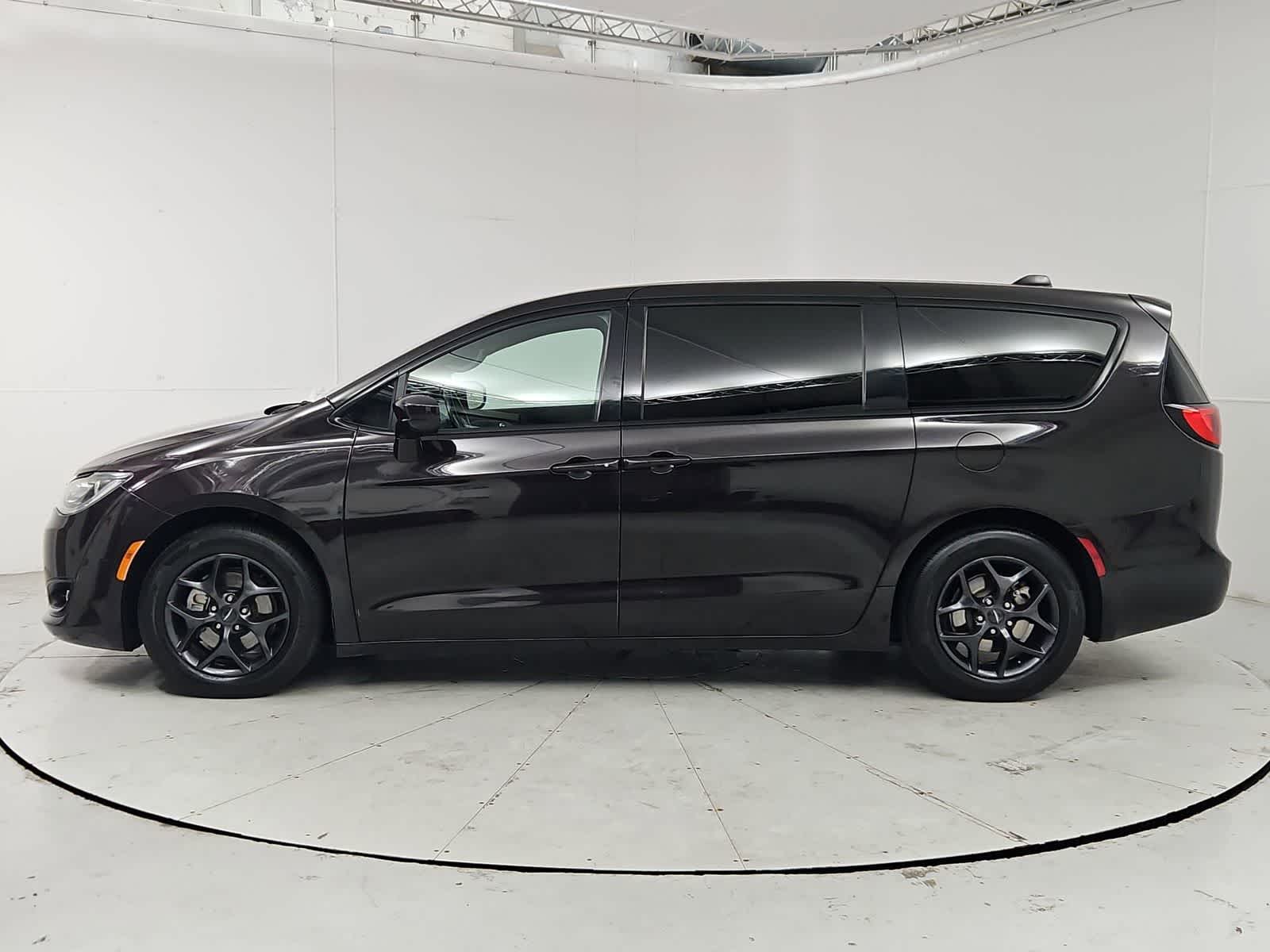 Thumbnail: 2018 Chrysler Pacifica - 3