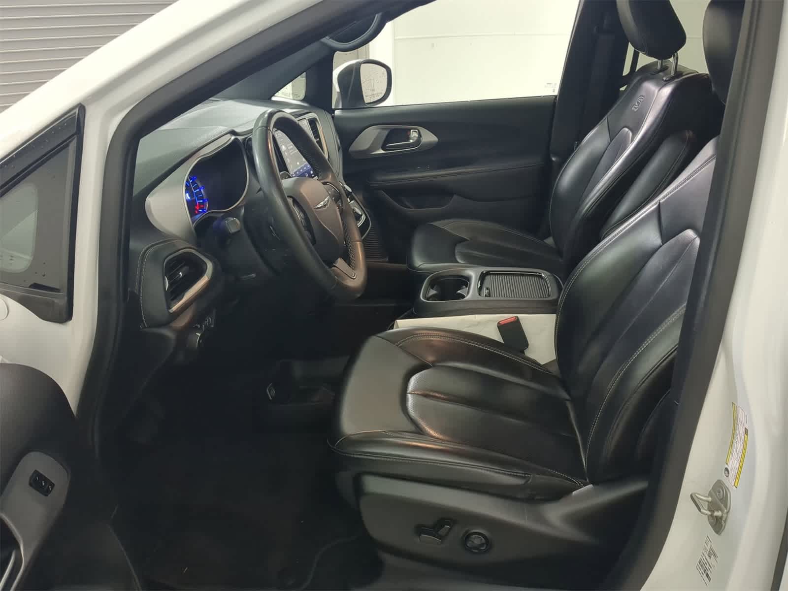 Thumbnail: 2023 Chrysler Pacifica - 15