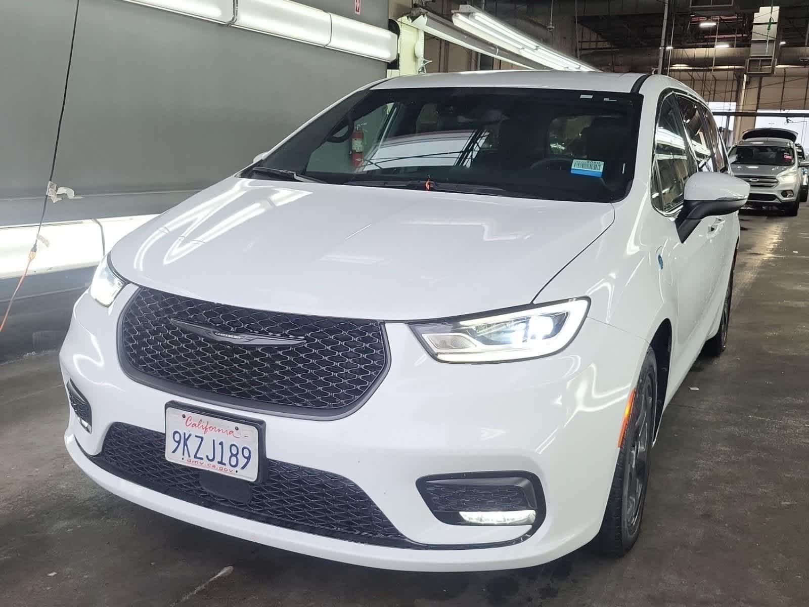2023 Chrysler Pacifica Hybrid Touring L's photo