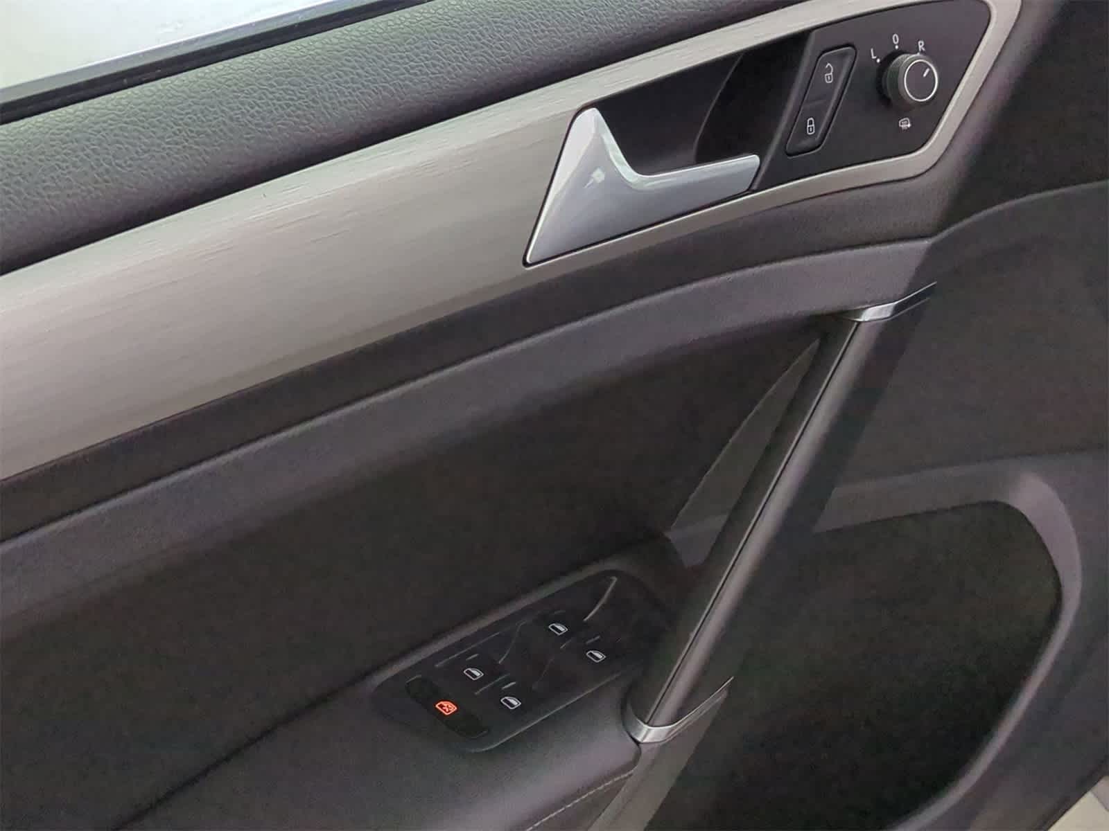 Thumbnail: 2015 Volkswagen e-Golf - 17