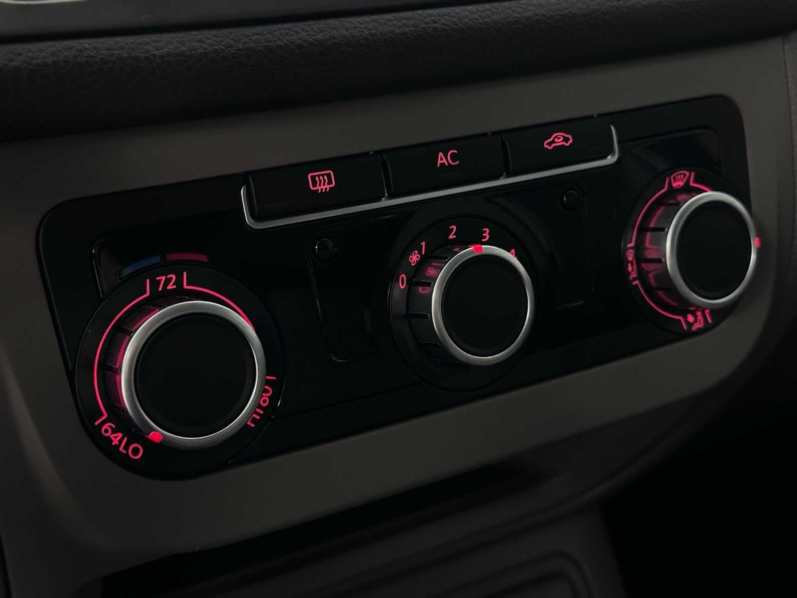Thumbnail: 2011 Volkswagen Tiguan - 18