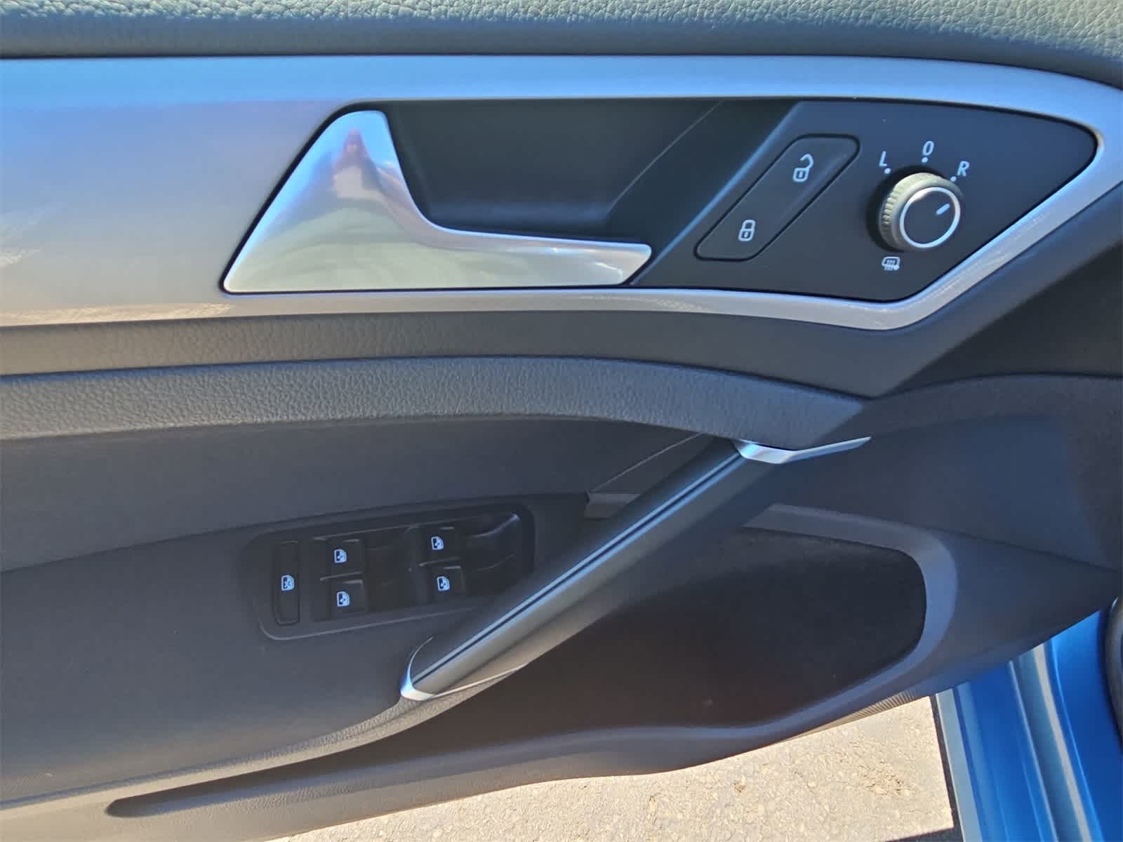 Thumbnail: 2016 Volkswagen e-Golf - 17