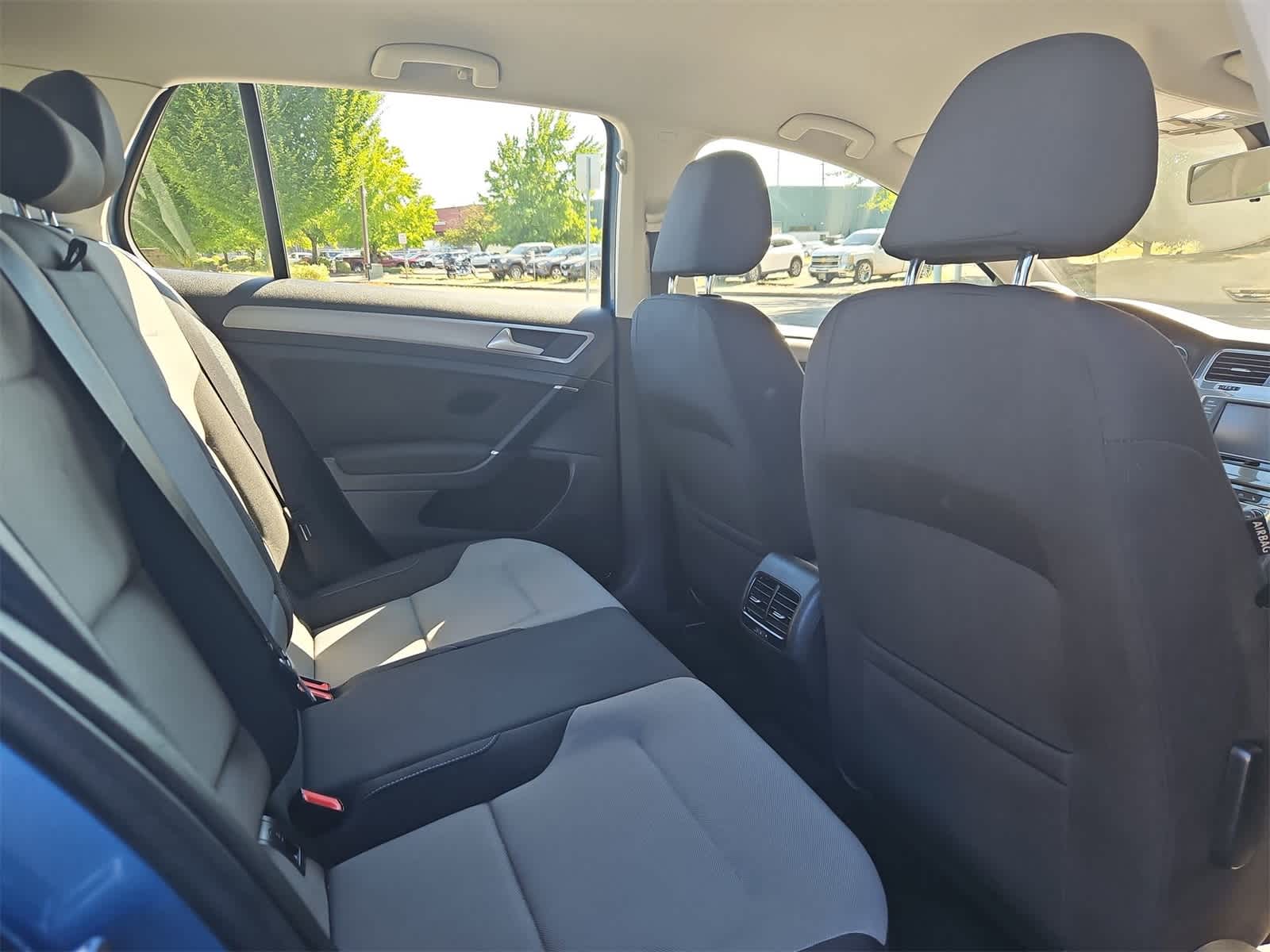 Thumbnail: 2016 Volkswagen e-Golf - 20