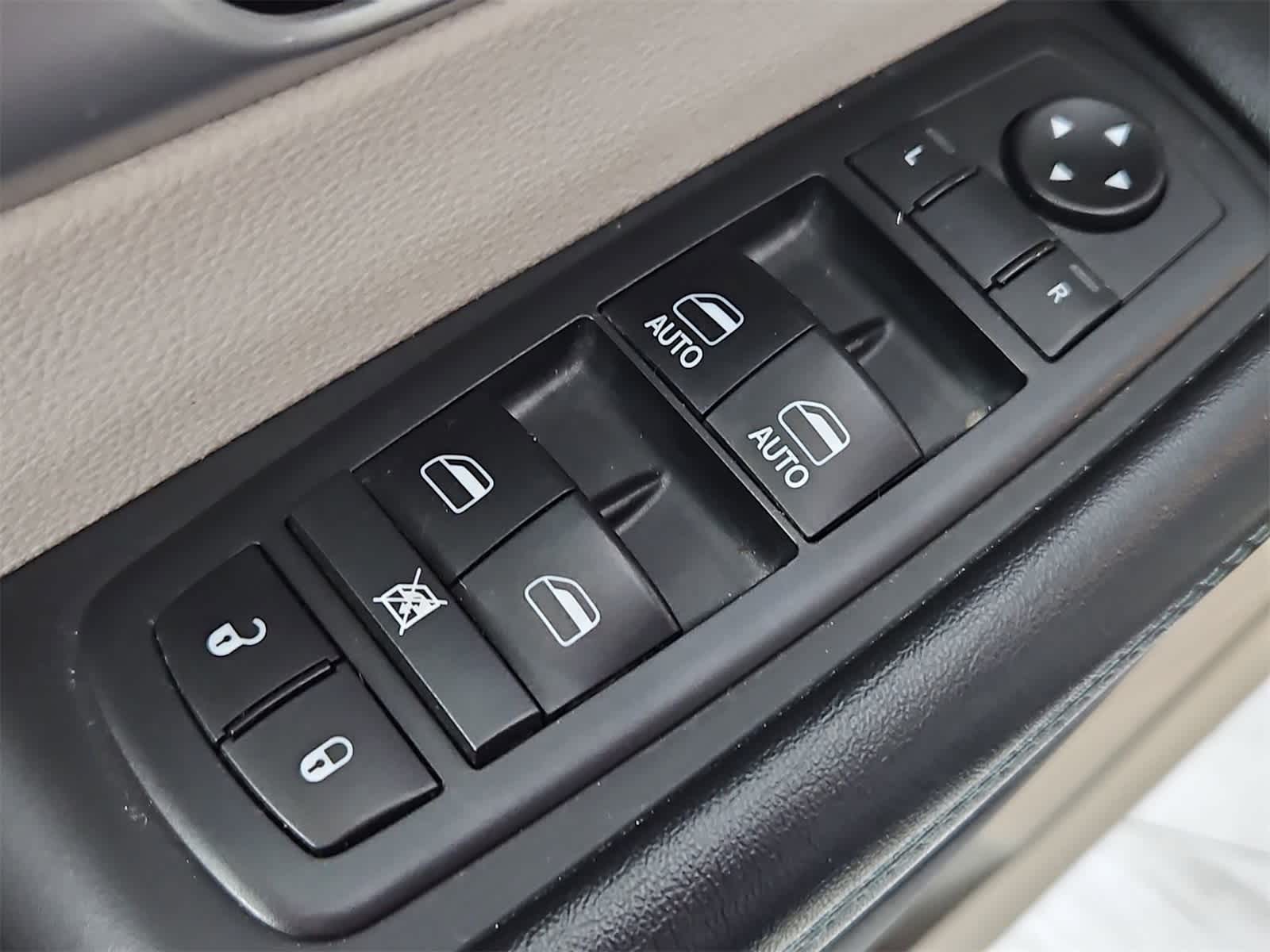 Thumbnail: 2018 Chrysler Pacifica - 17