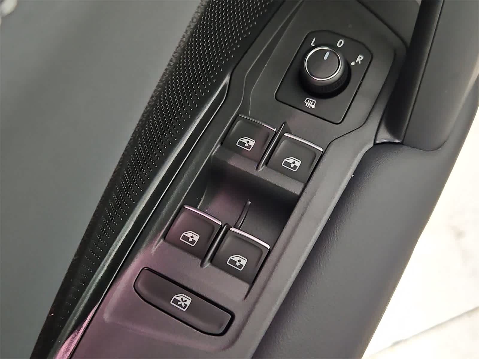 Thumbnail: 2025 Volkswagen Tiguan - 17