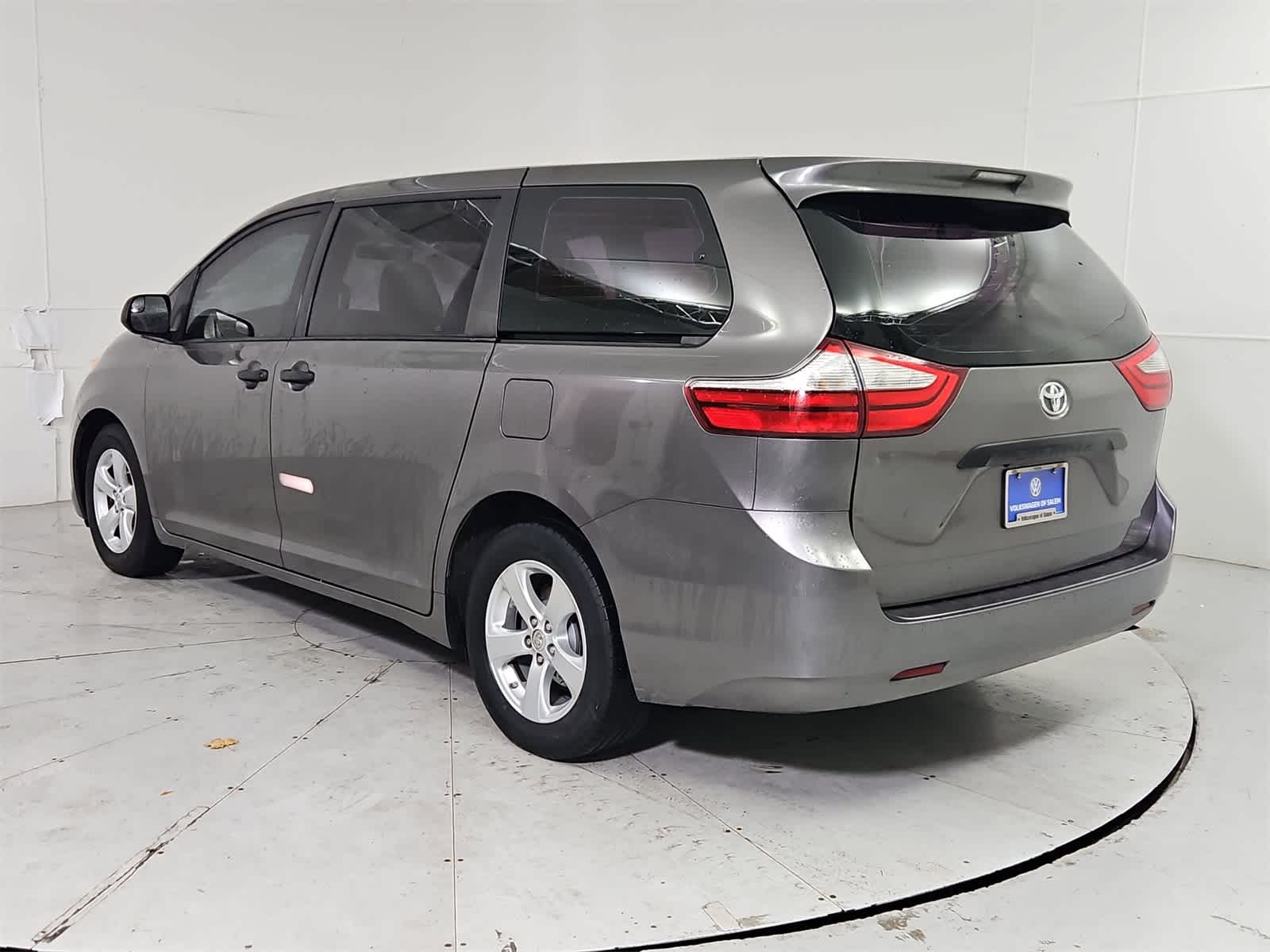 Thumbnail: 2016 Toyota Sienna - 4