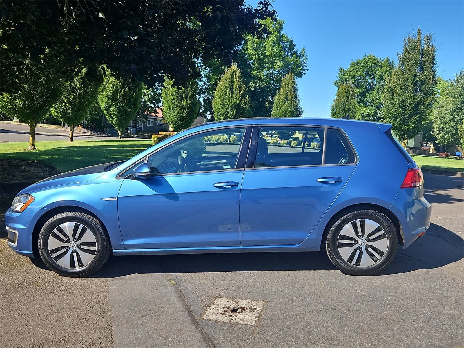 Thumbnail: 2016 Volkswagen e-Golf - 3