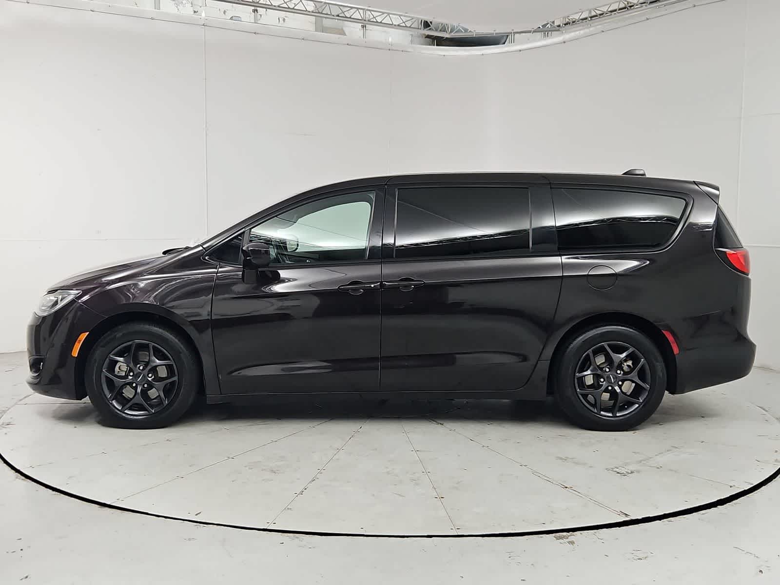 Thumbnail: 2018 Chrysler Pacifica - 3