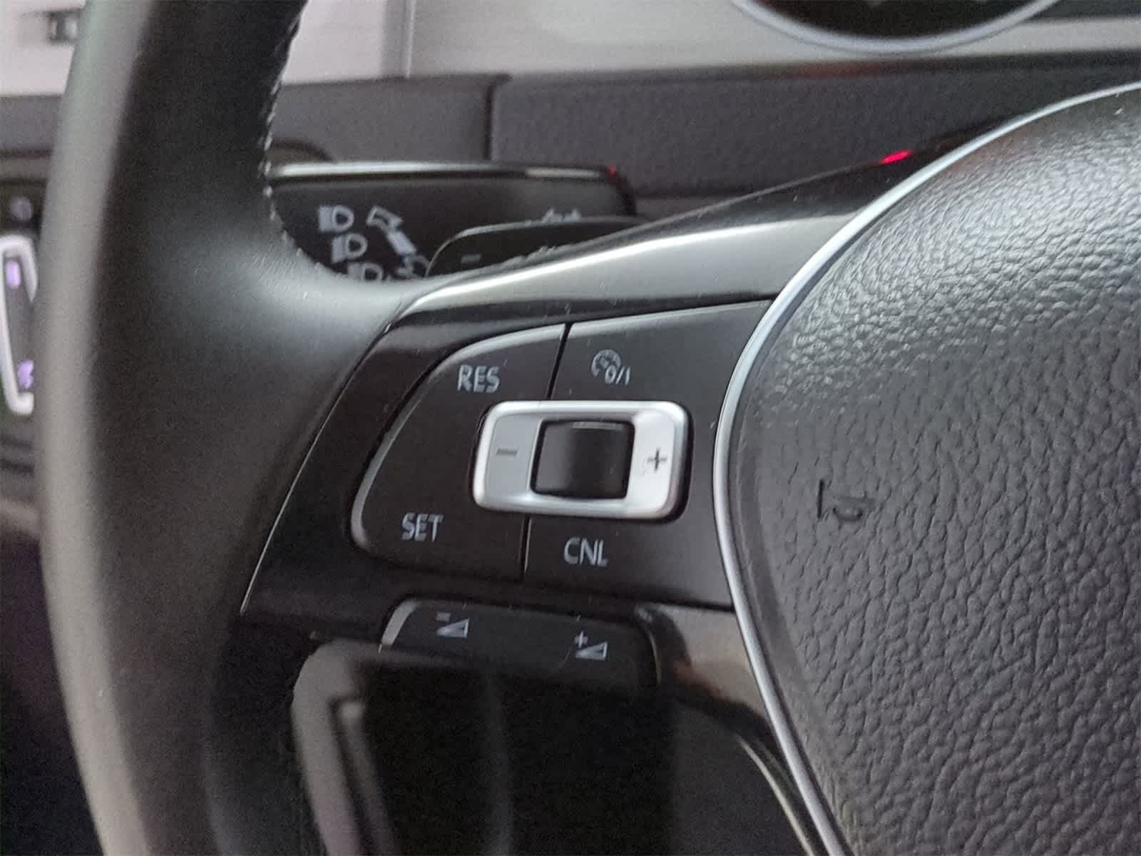 Thumbnail: 2015 Volkswagen e-Golf - 23