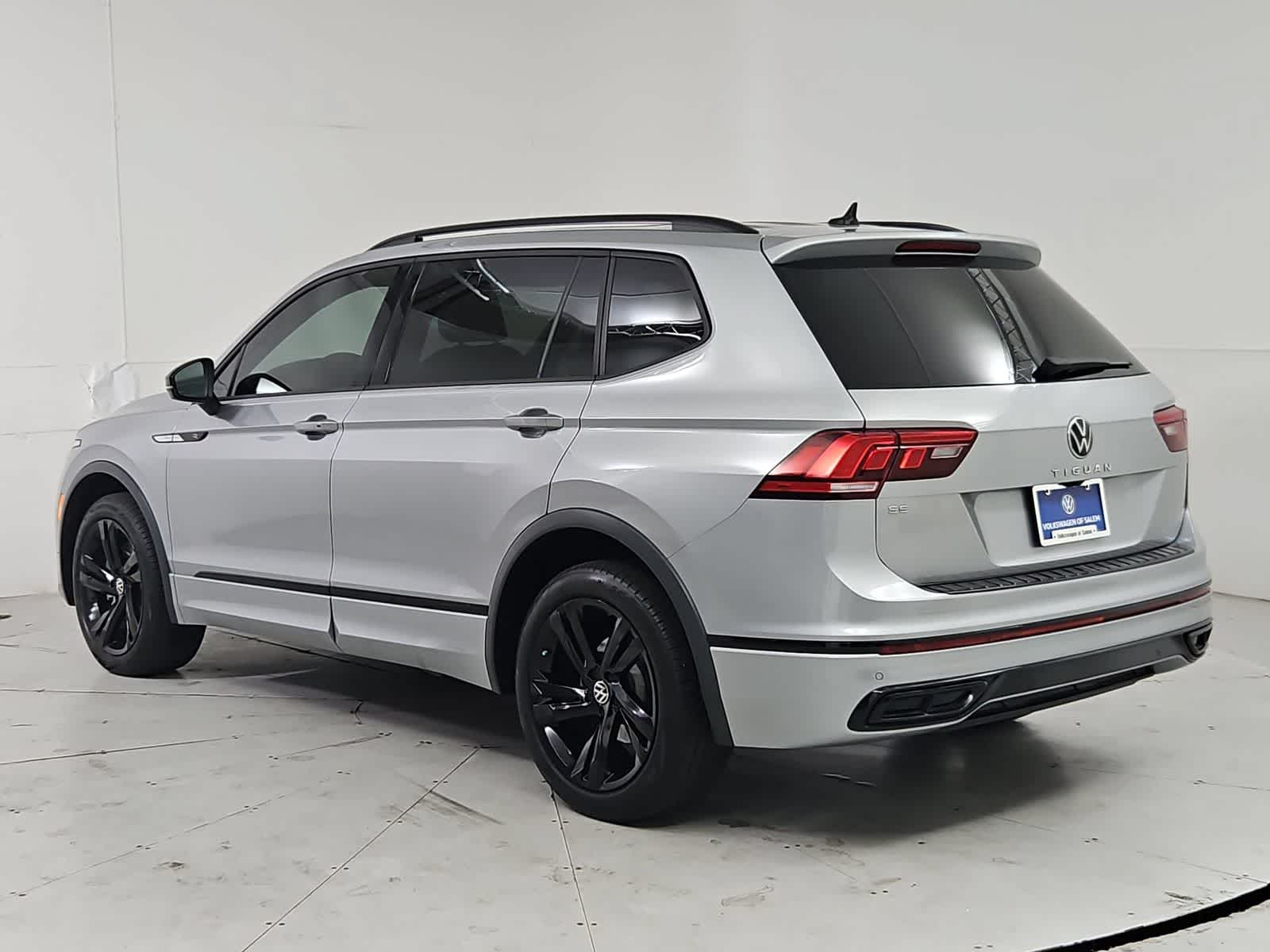 Thumbnail: 2023 Volkswagen Tiguan - 3