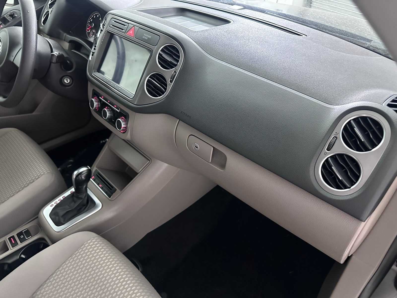 Thumbnail: 2011 Volkswagen Tiguan - 25