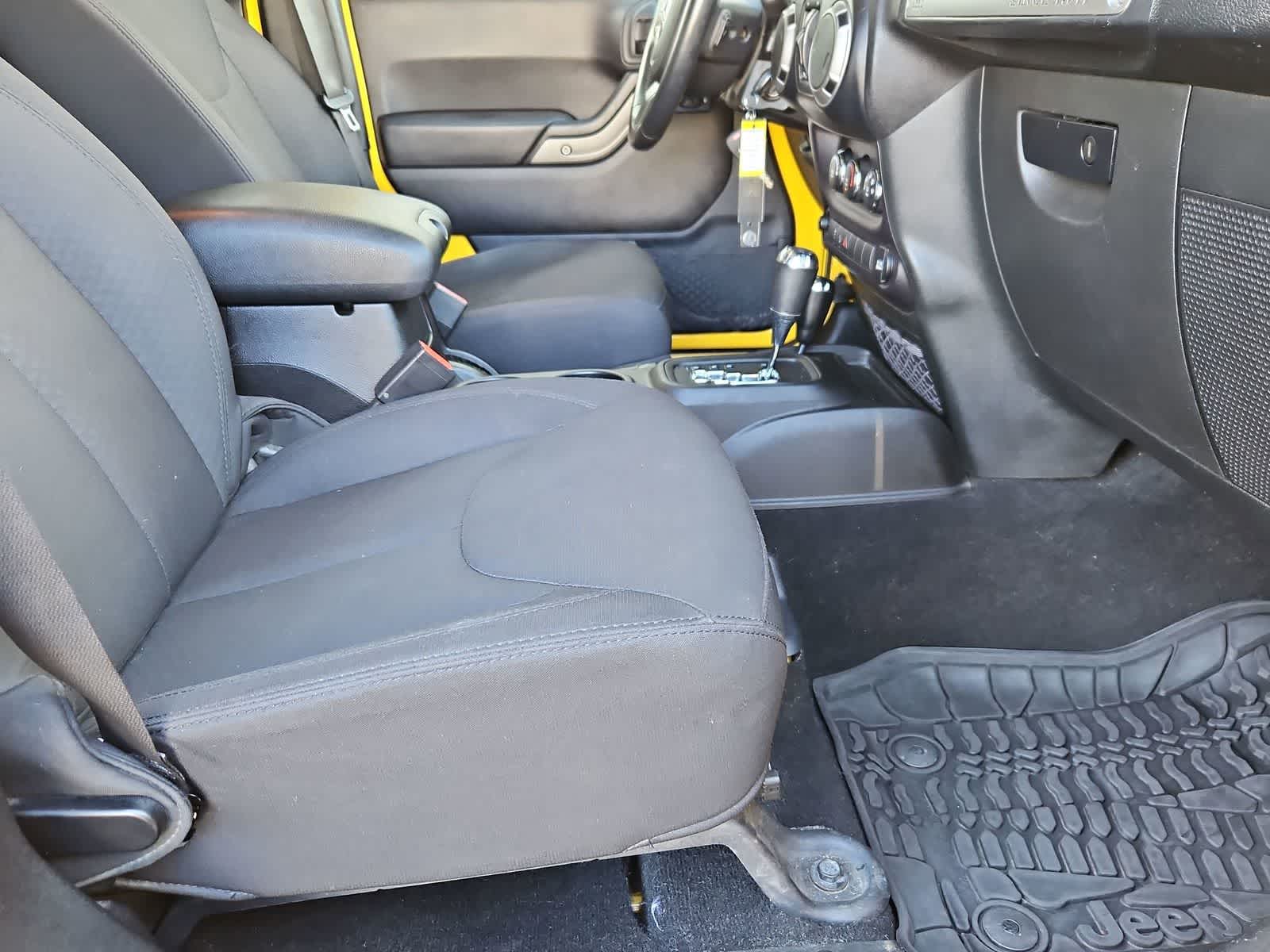 Thumbnail: 2015 Jeep Wrangler - 21