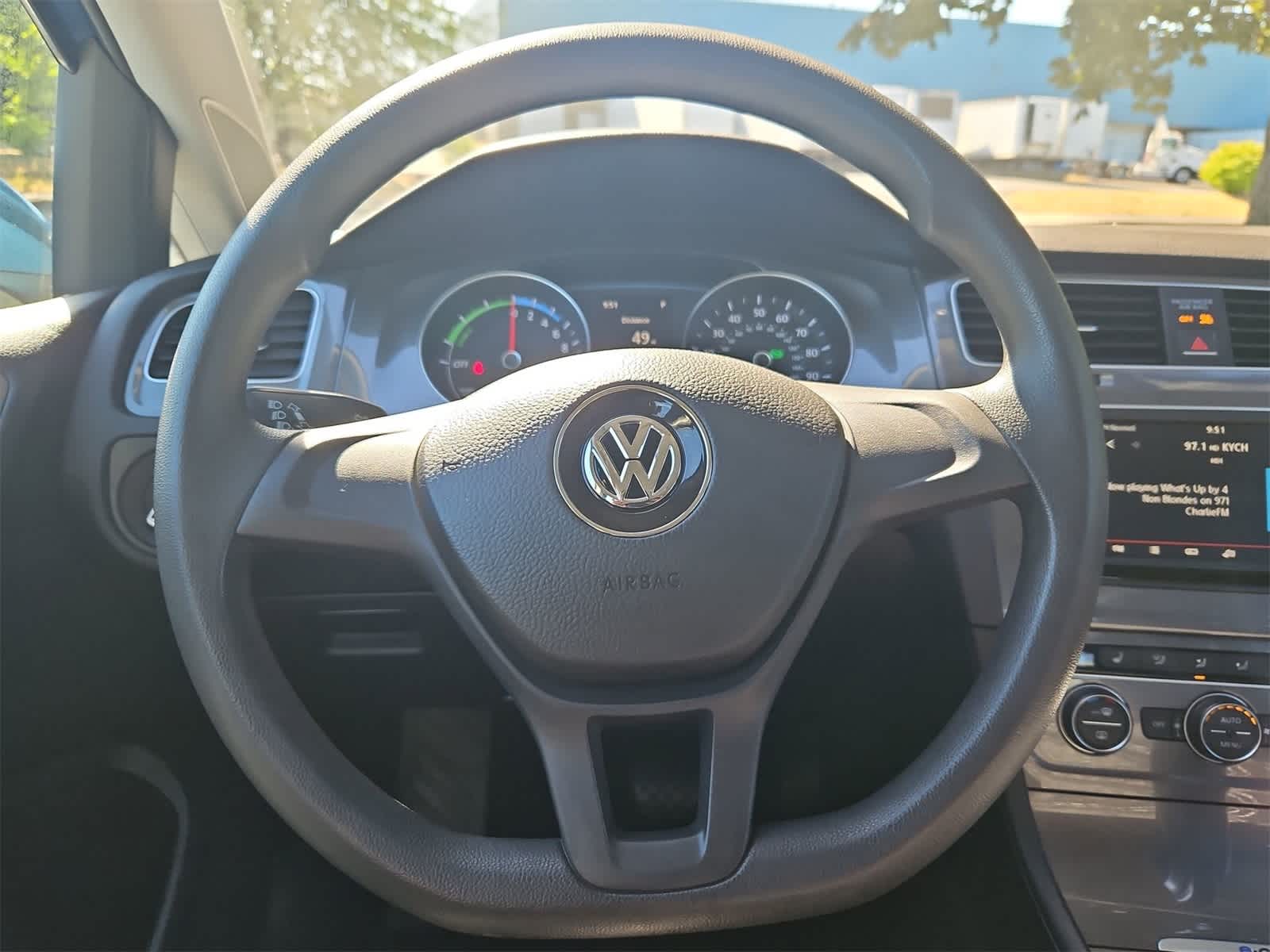 Thumbnail: 2016 Volkswagen e-Golf - 22
