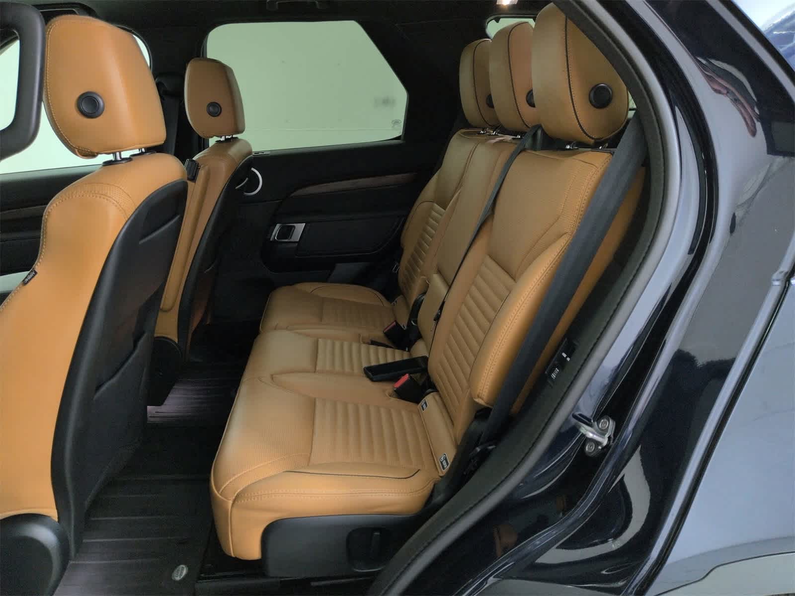 Thumbnail: 2020 Land Rover Discovery - 19