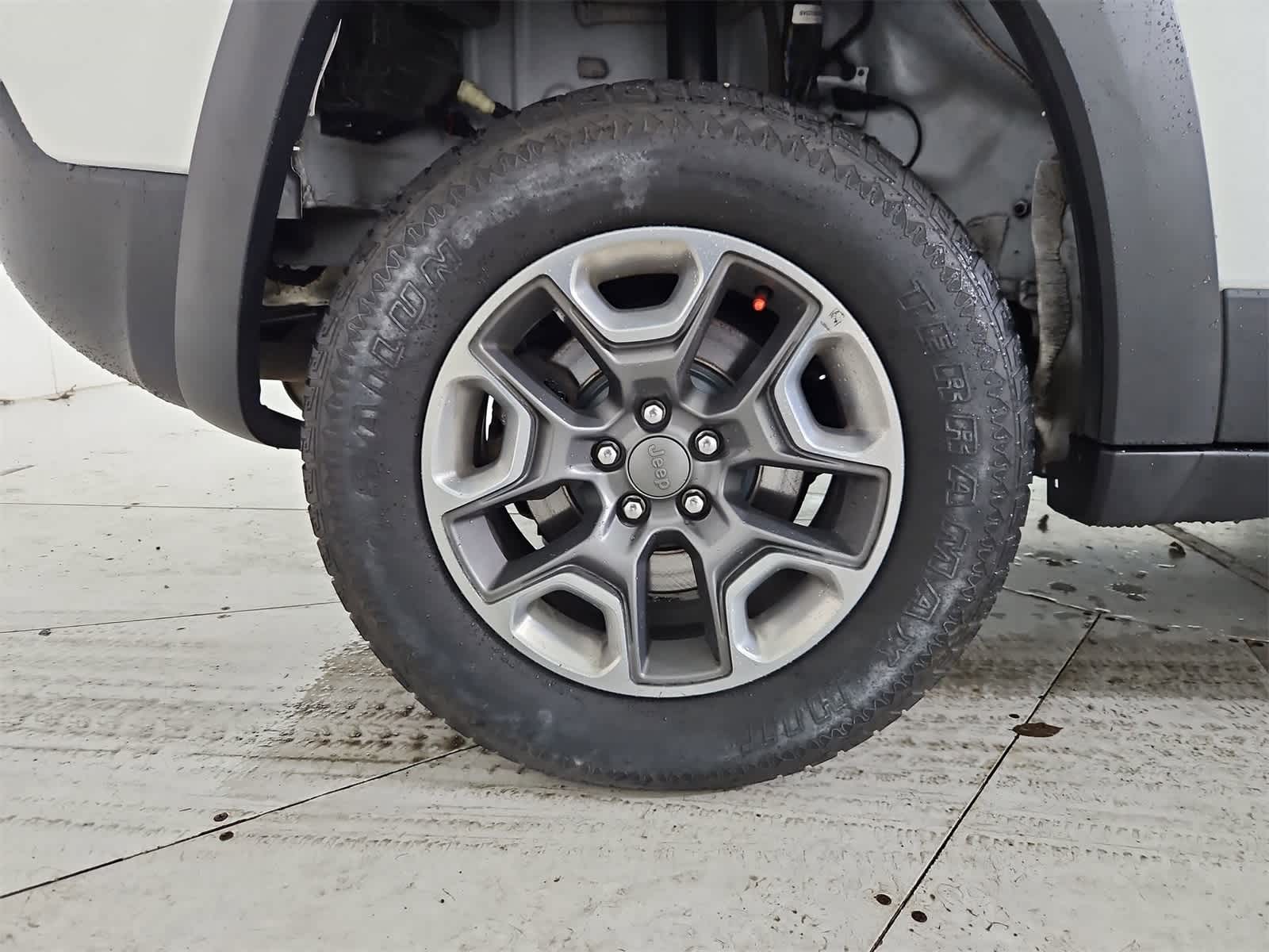 Thumbnail: 2019 Jeep Cherokee - 13