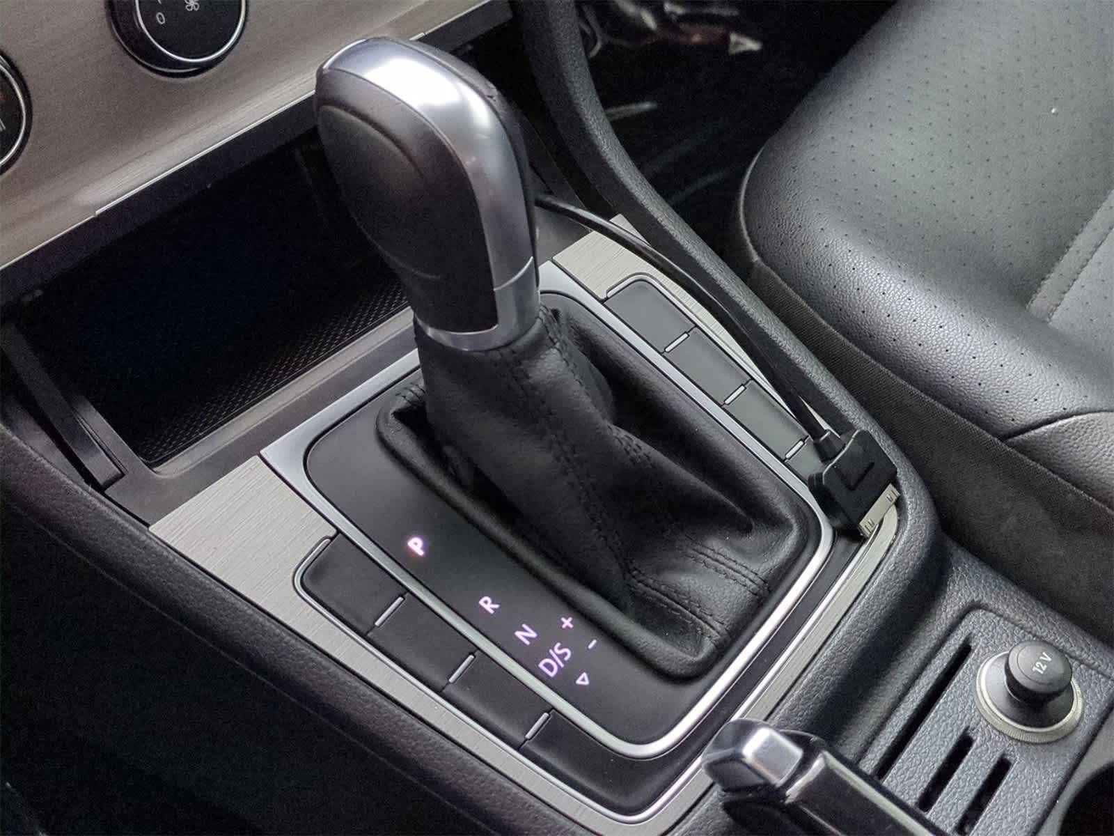 Thumbnail: 2015 Volkswagen e-Golf - 30