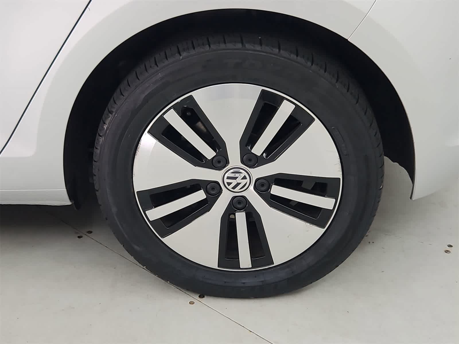 2016 Volkswagen e-Golf SE 12