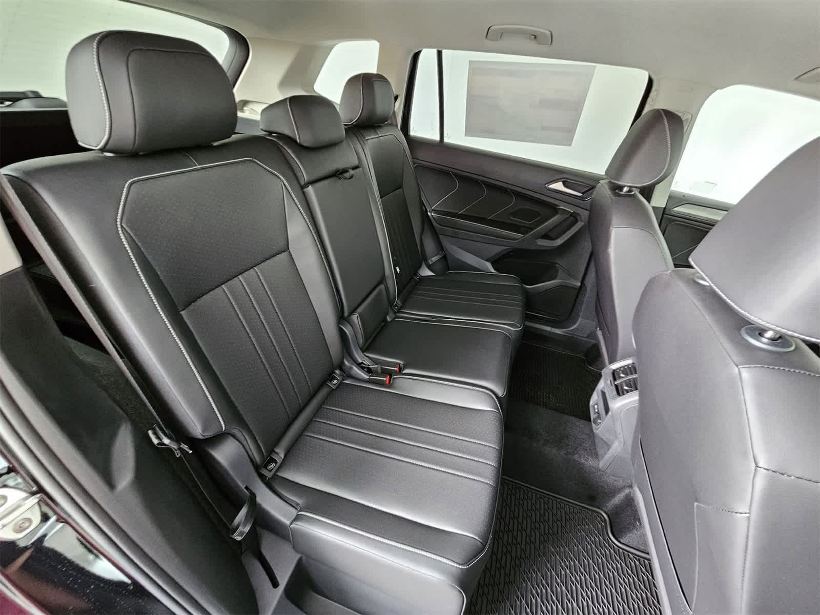 Thumbnail: 2024 Volkswagen Tiguan - 18