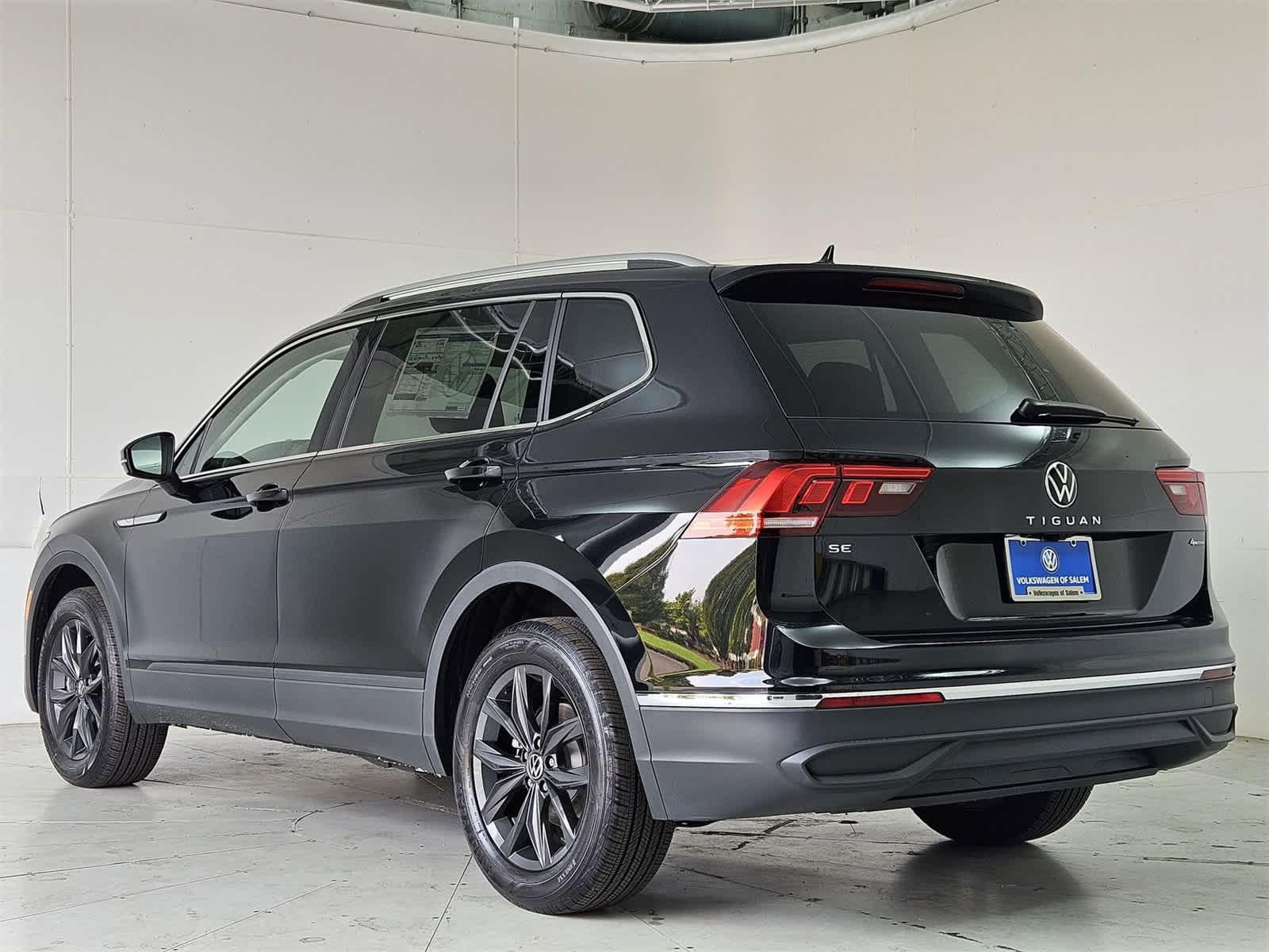 Thumbnail: 2024 Volkswagen Tiguan - 4