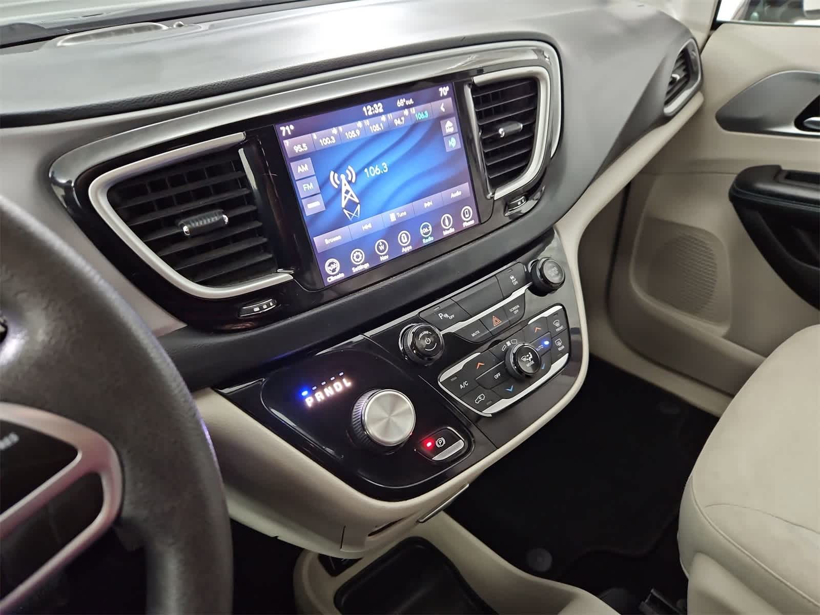 Thumbnail: 2018 Chrysler Pacifica - 27