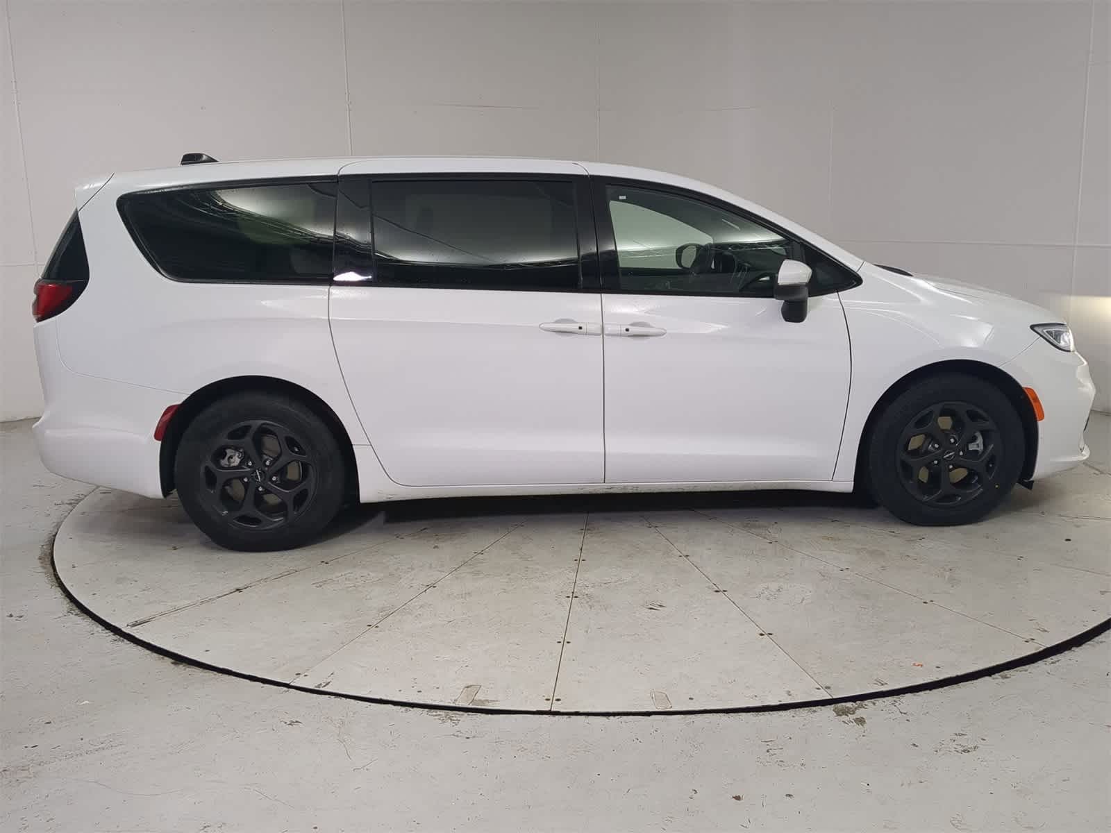 Thumbnail: 2023 Chrysler Pacifica - 7