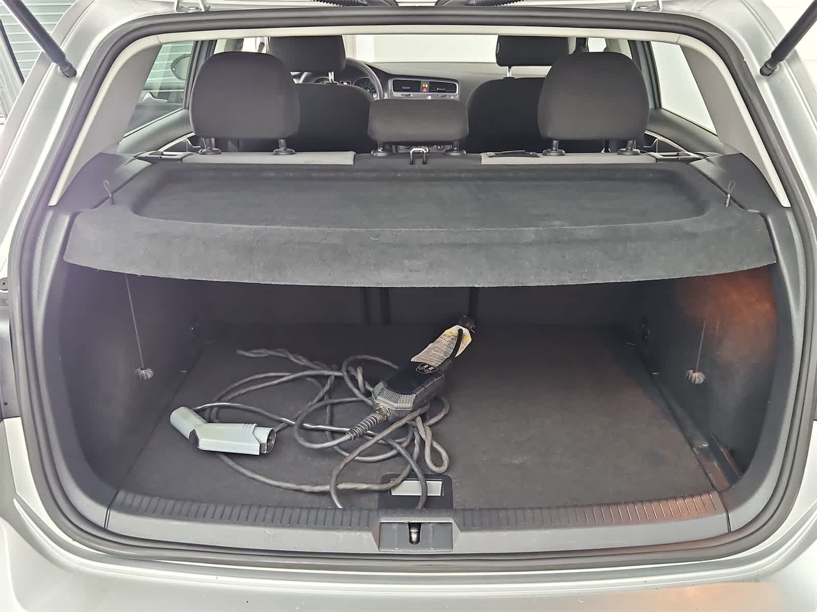 2016 Volkswagen e-Golf SE 29