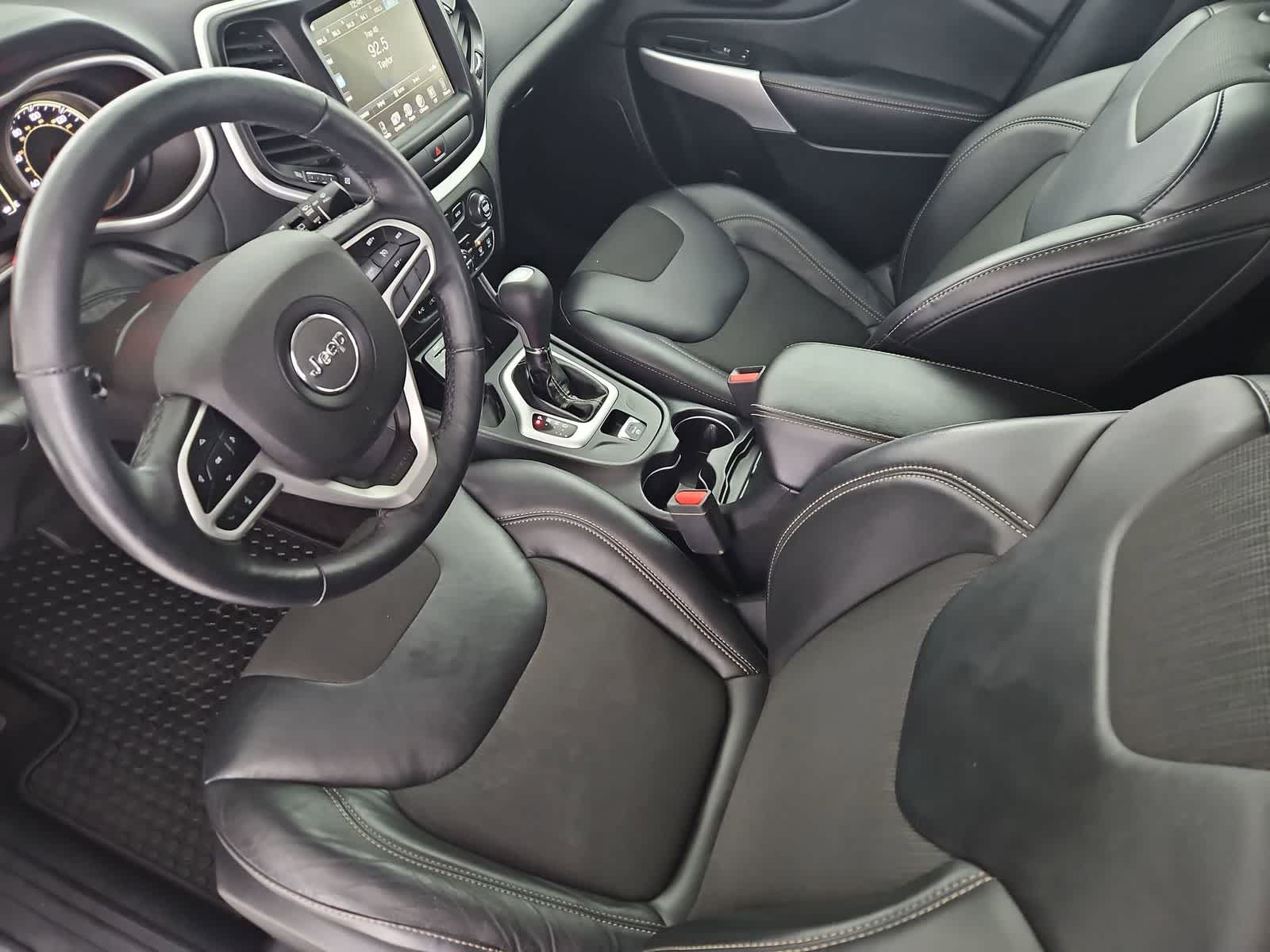 Thumbnail: 2018 Jeep Cherokee - 16