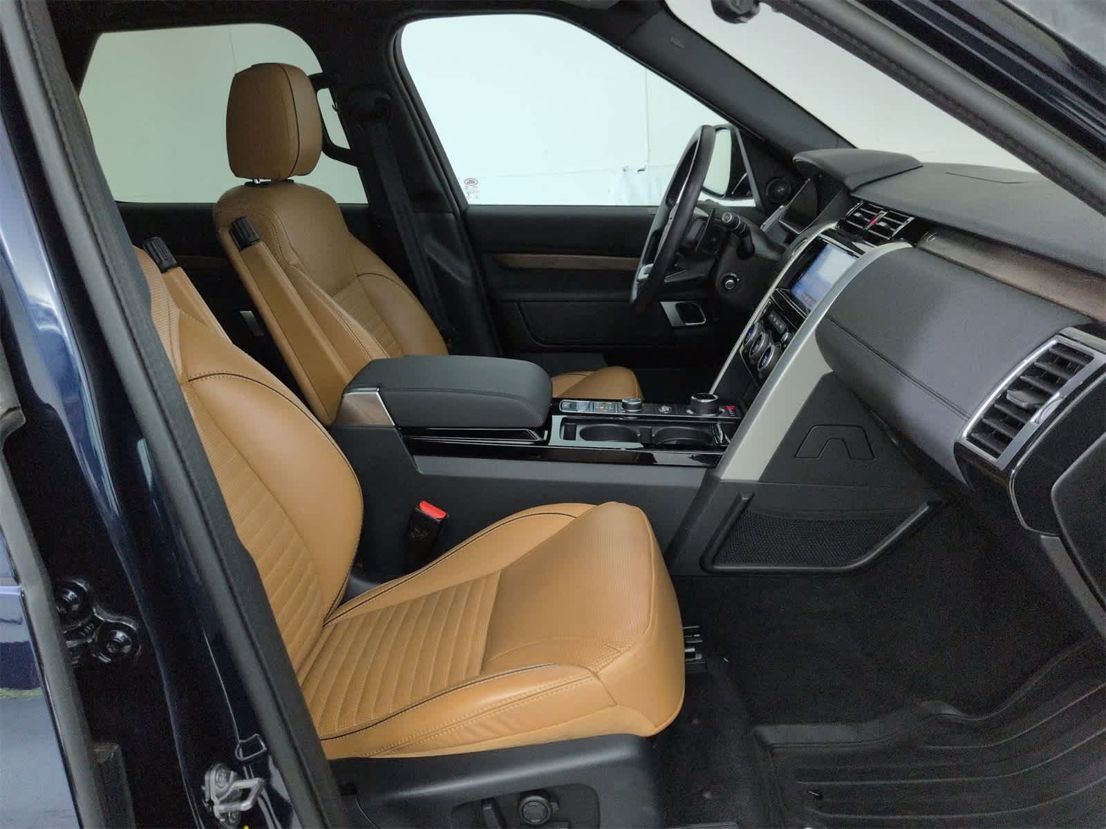 Thumbnail: 2020 Land Rover Discovery - 22