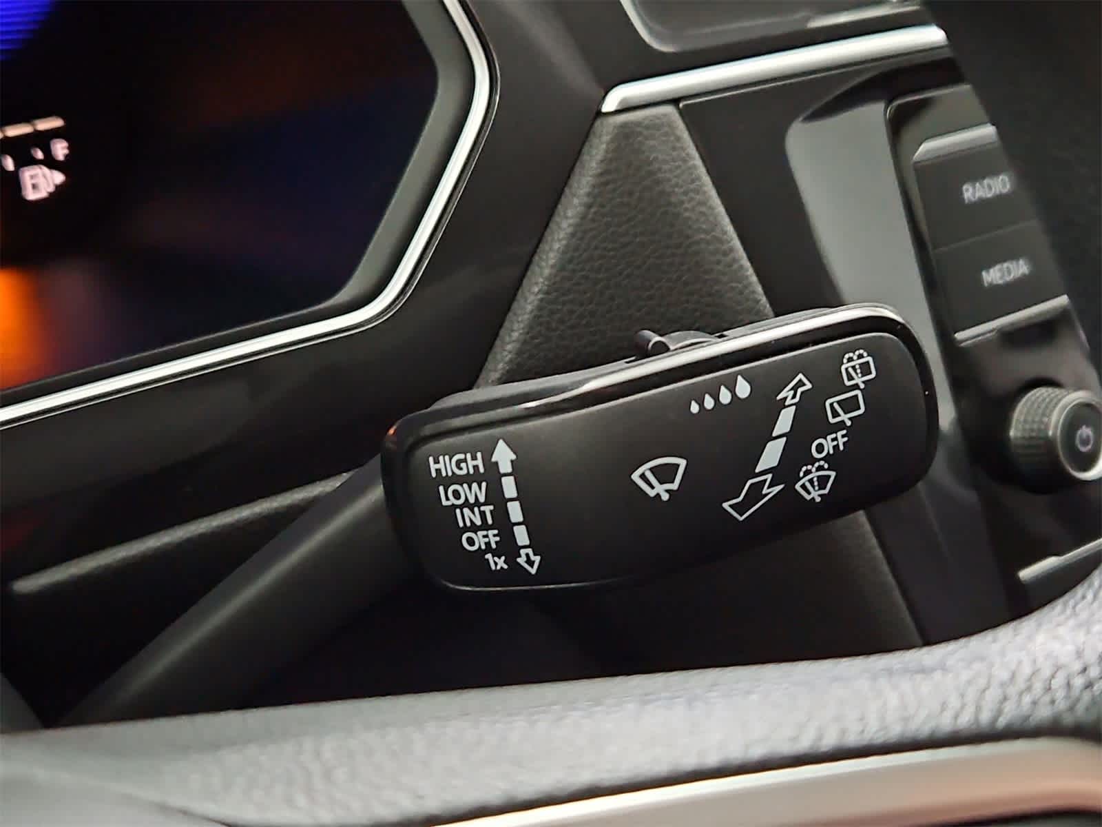 Thumbnail: 2022 Volkswagen Tiguan - 25