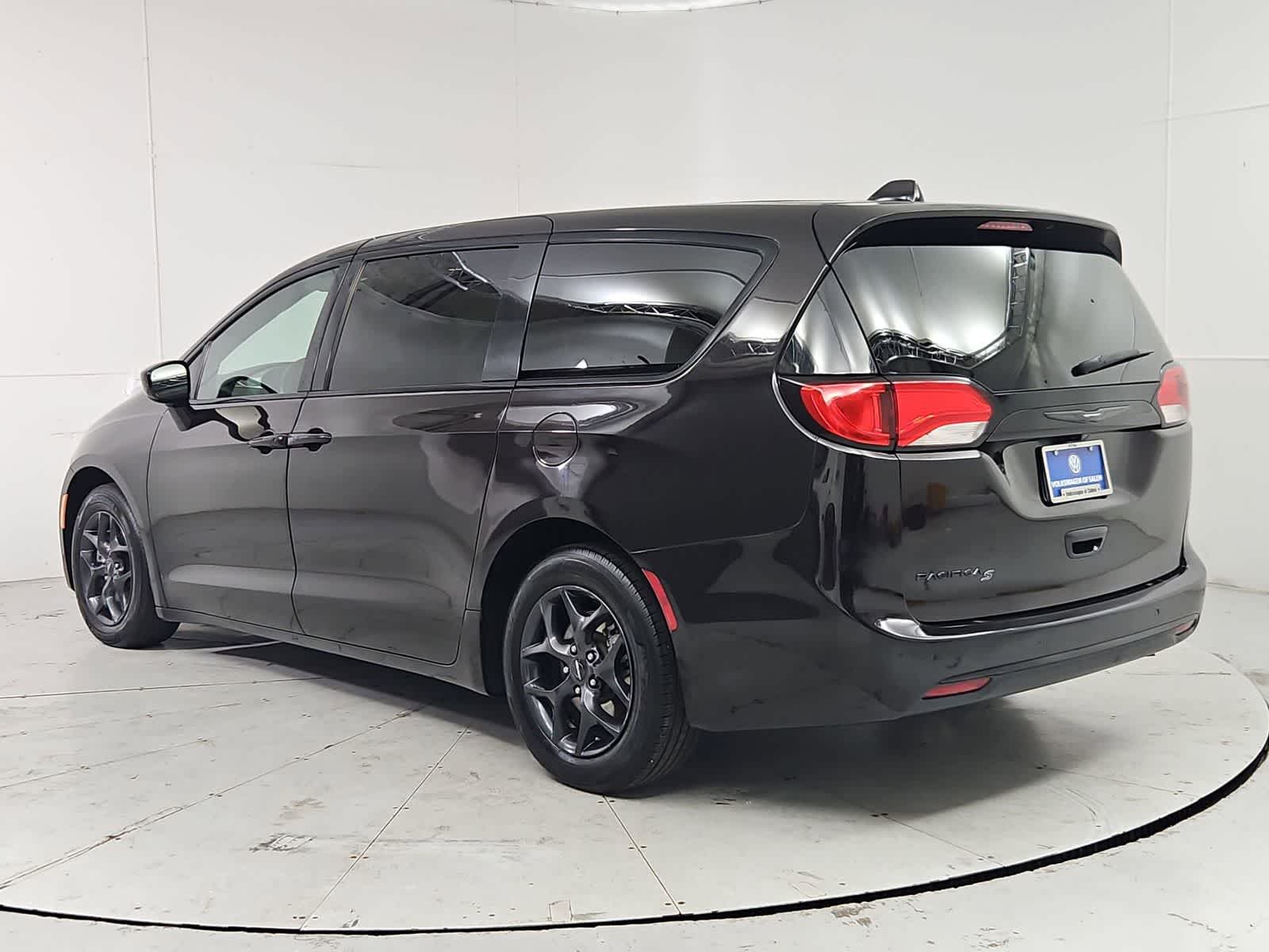 Thumbnail: 2018 Chrysler Pacifica - 4