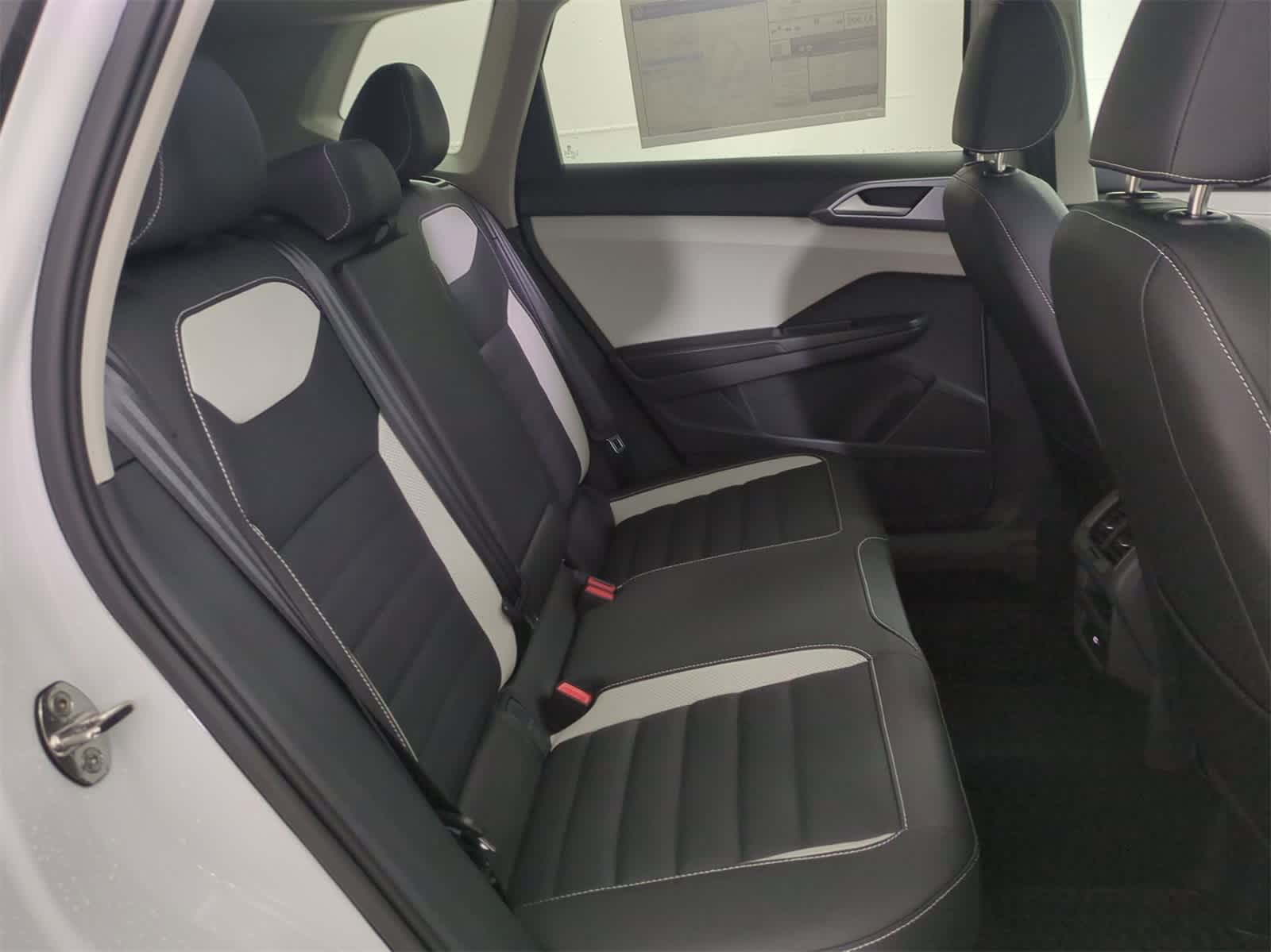 Thumbnail: 2025 Volkswagen Taos - 20