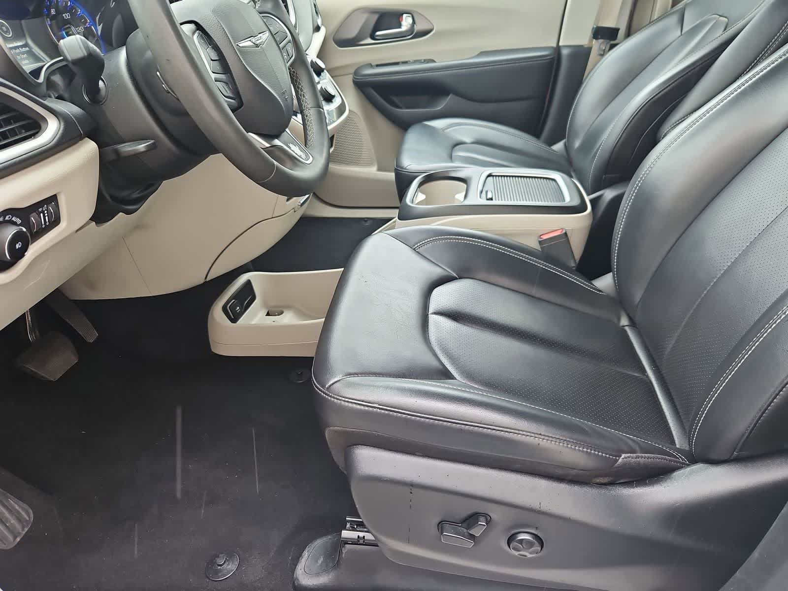 Thumbnail: 2023 Chrysler Pacifica - 16