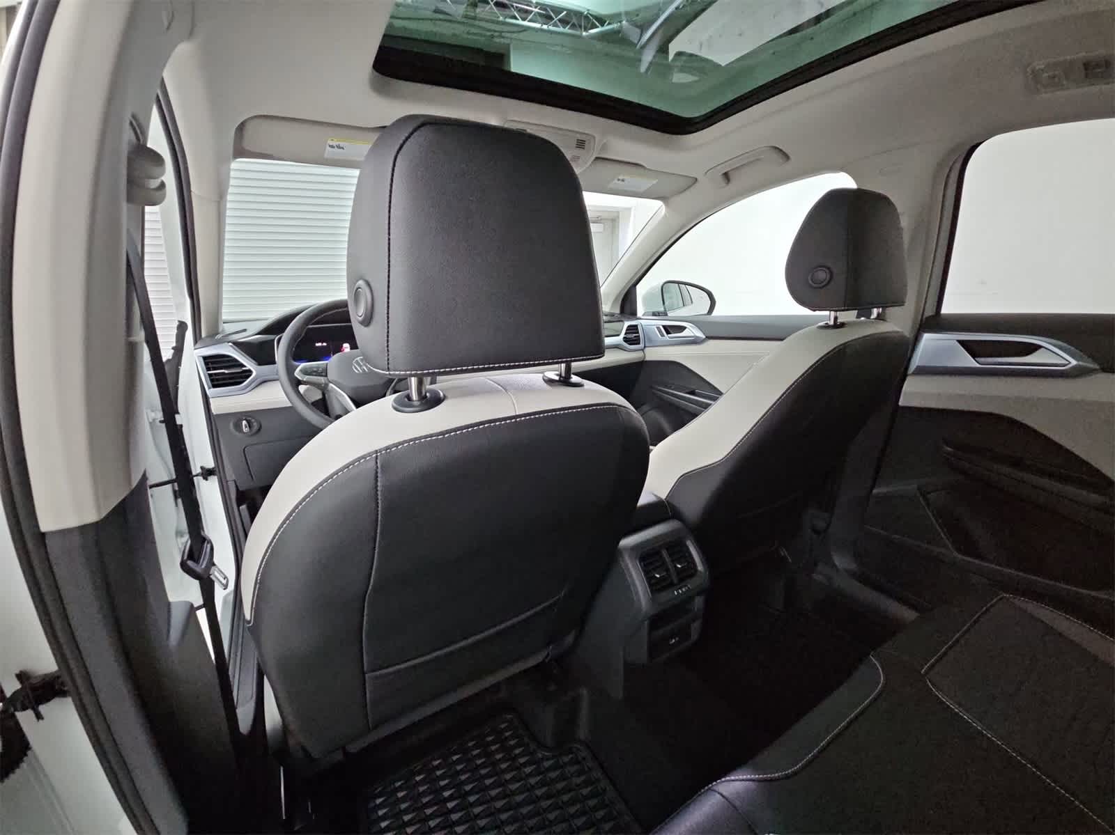 Thumbnail: 2025 Volkswagen Taos - 17