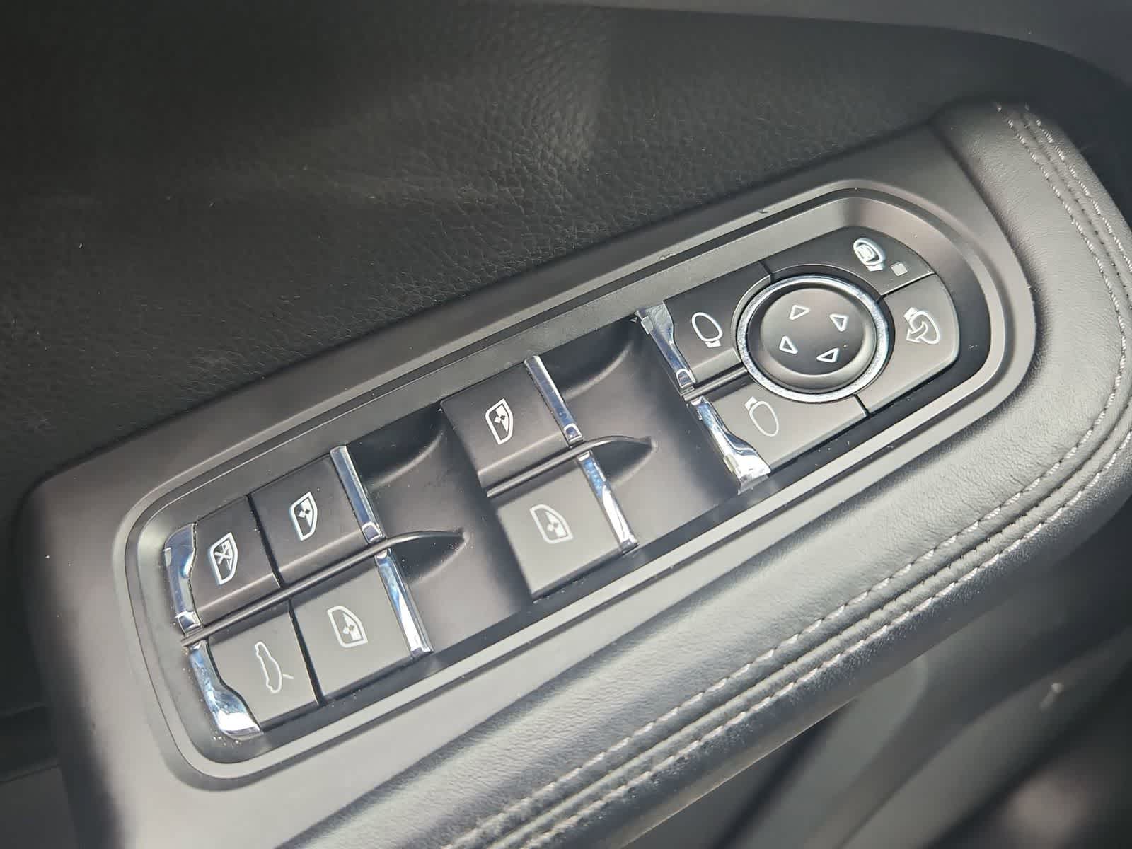 Thumbnail: 2017 Porsche Macan - 17