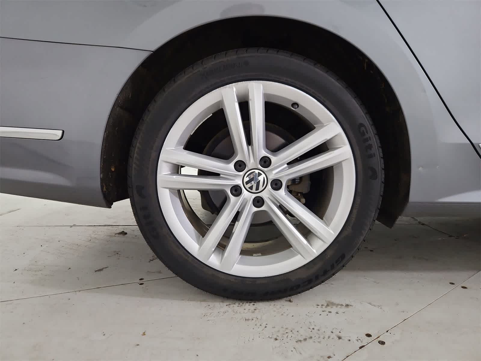 Thumbnail: 2013 Volkswagen Passat - 13