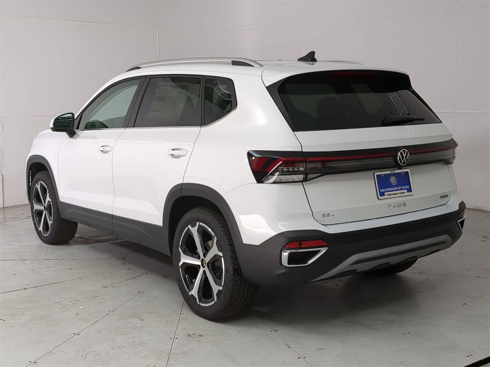 2025 Volkswagen Taos SEL photo 4