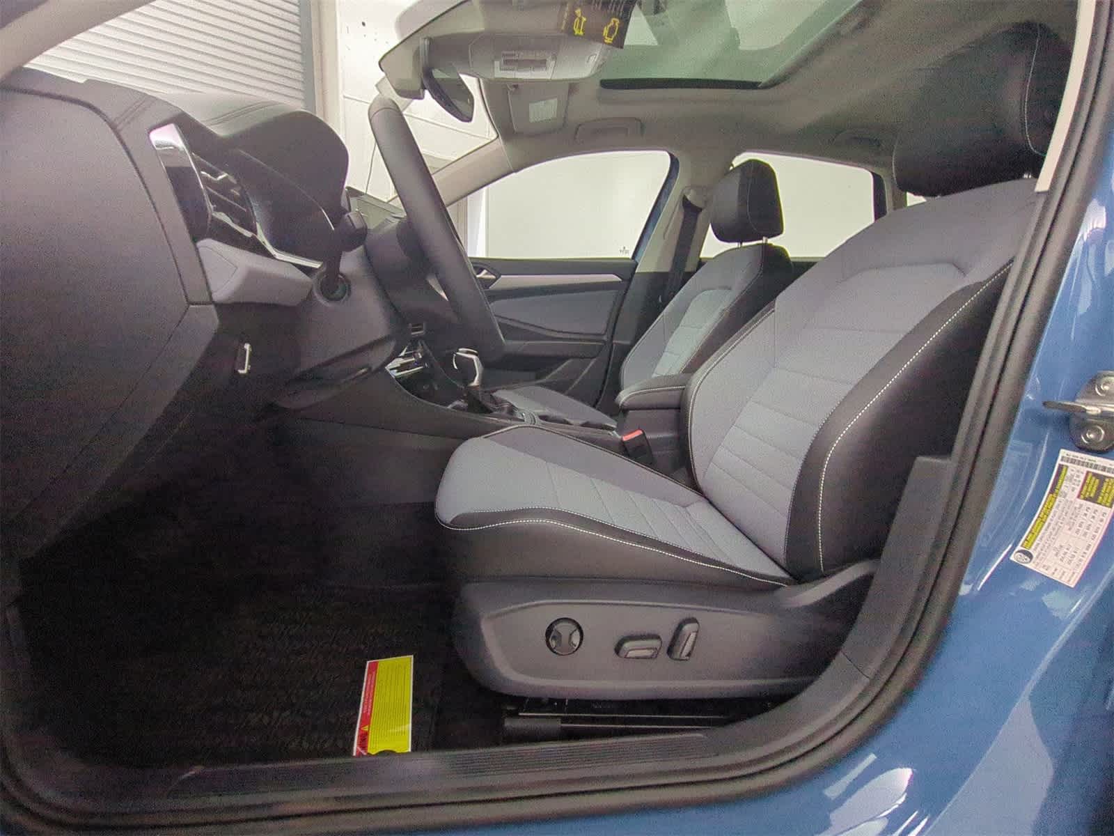 Thumbnail: 2025 Volkswagen Jetta - 16