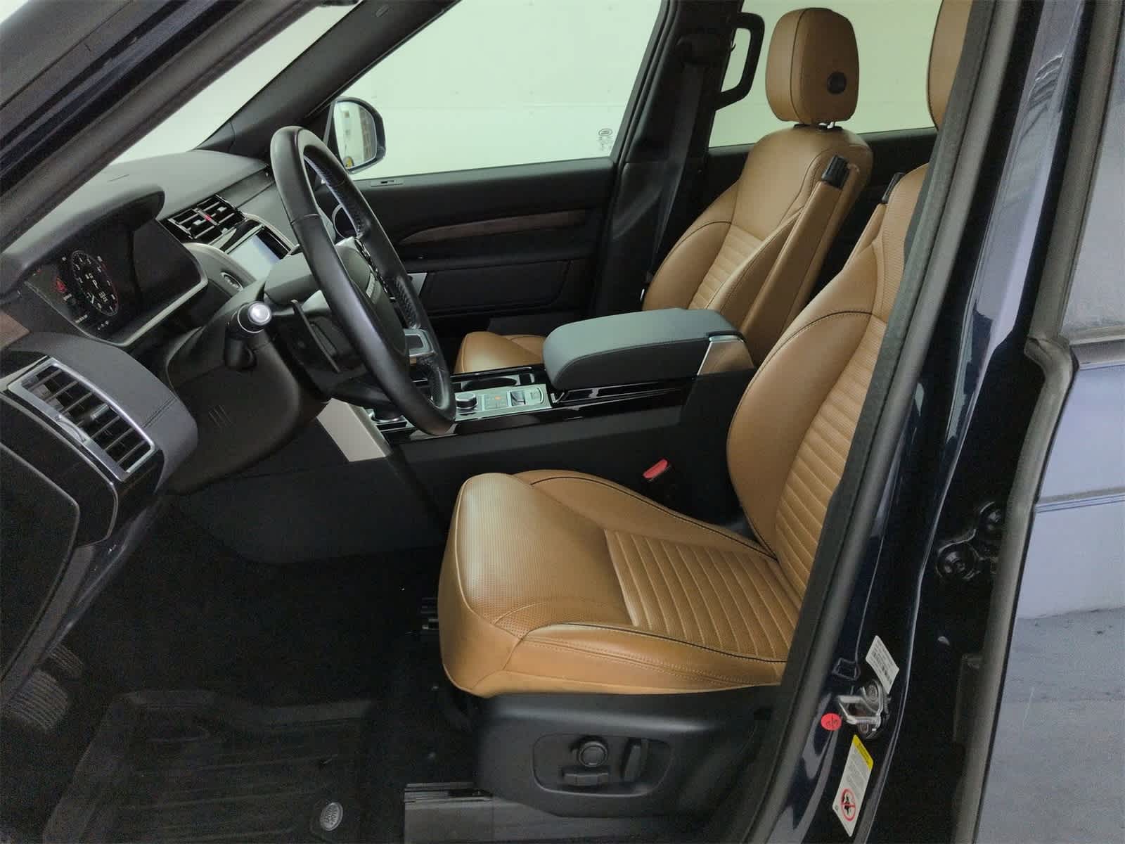 Thumbnail: 2020 Land Rover Discovery - 15