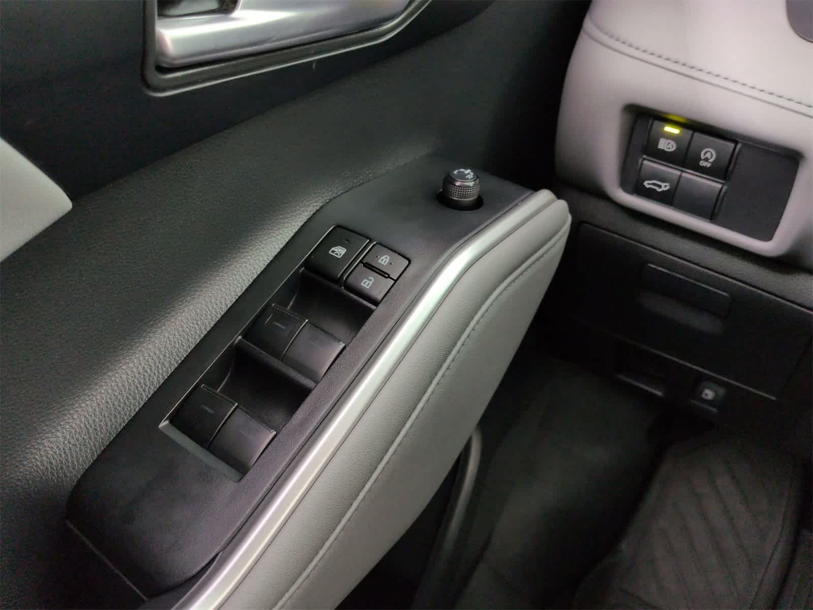 Thumbnail: 2023 Toyota Highlander - 16