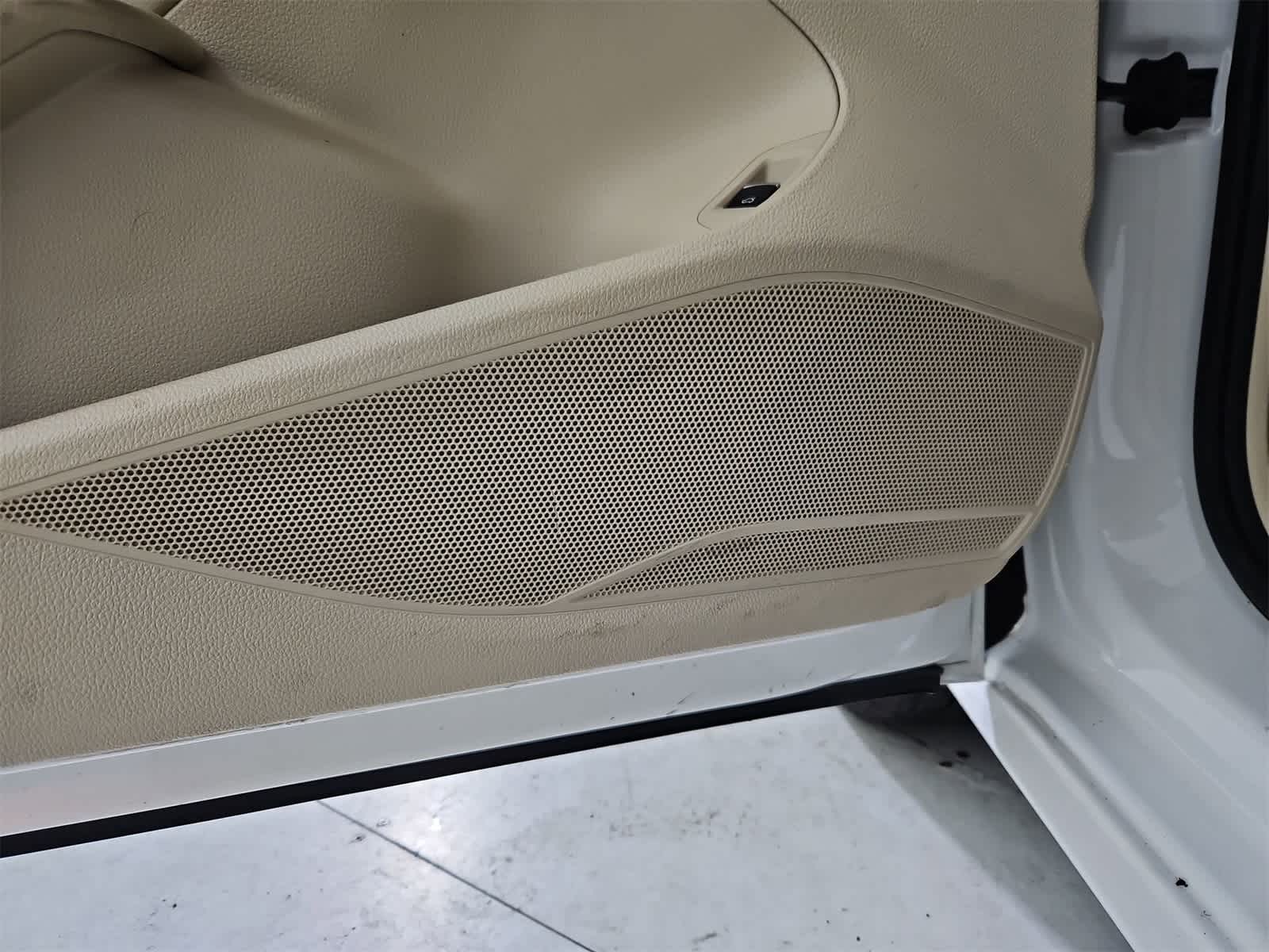 Thumbnail: 2013 Volkswagen Passat - 32