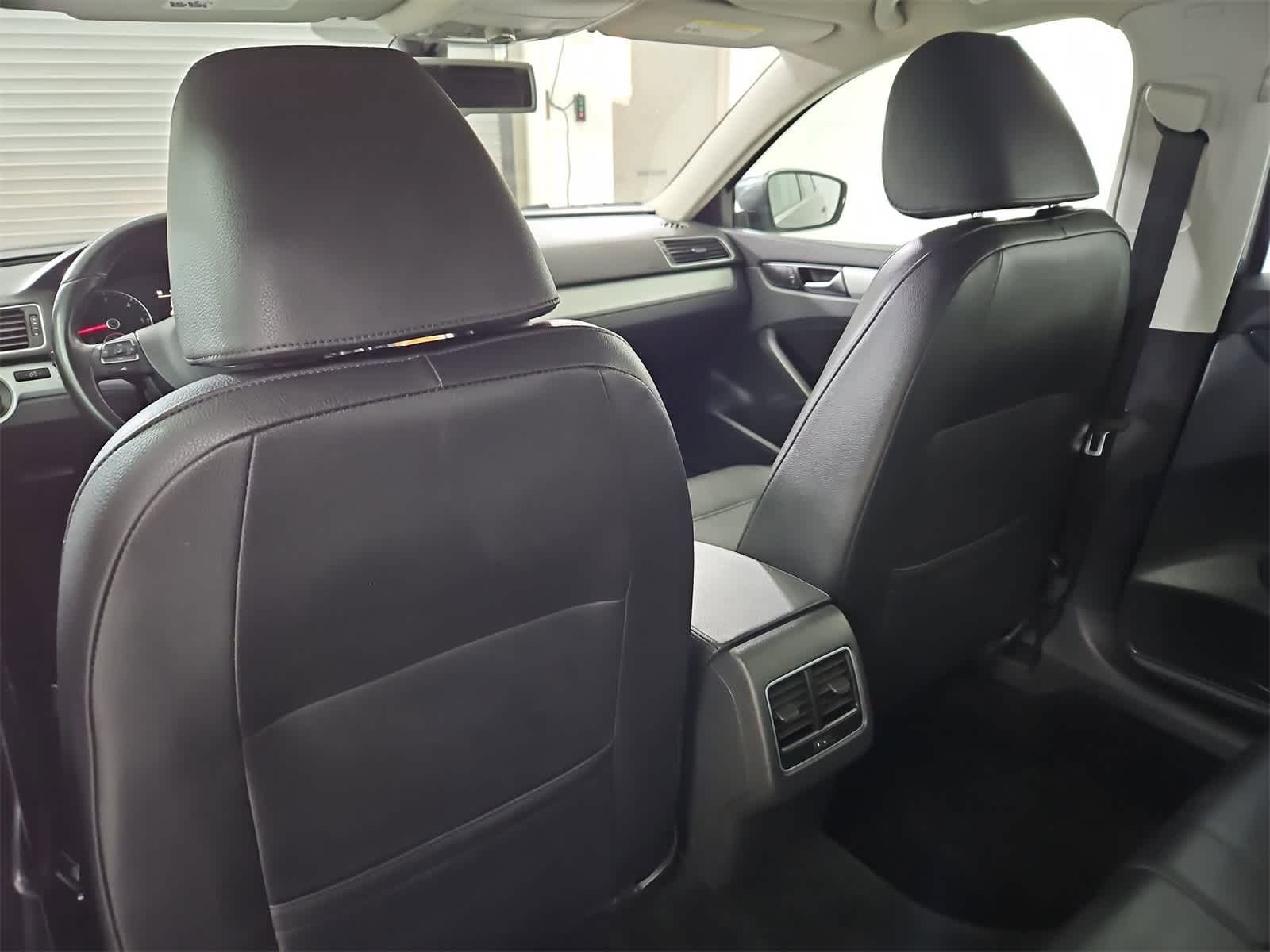 Thumbnail: 2013 Volkswagen Passat - 18