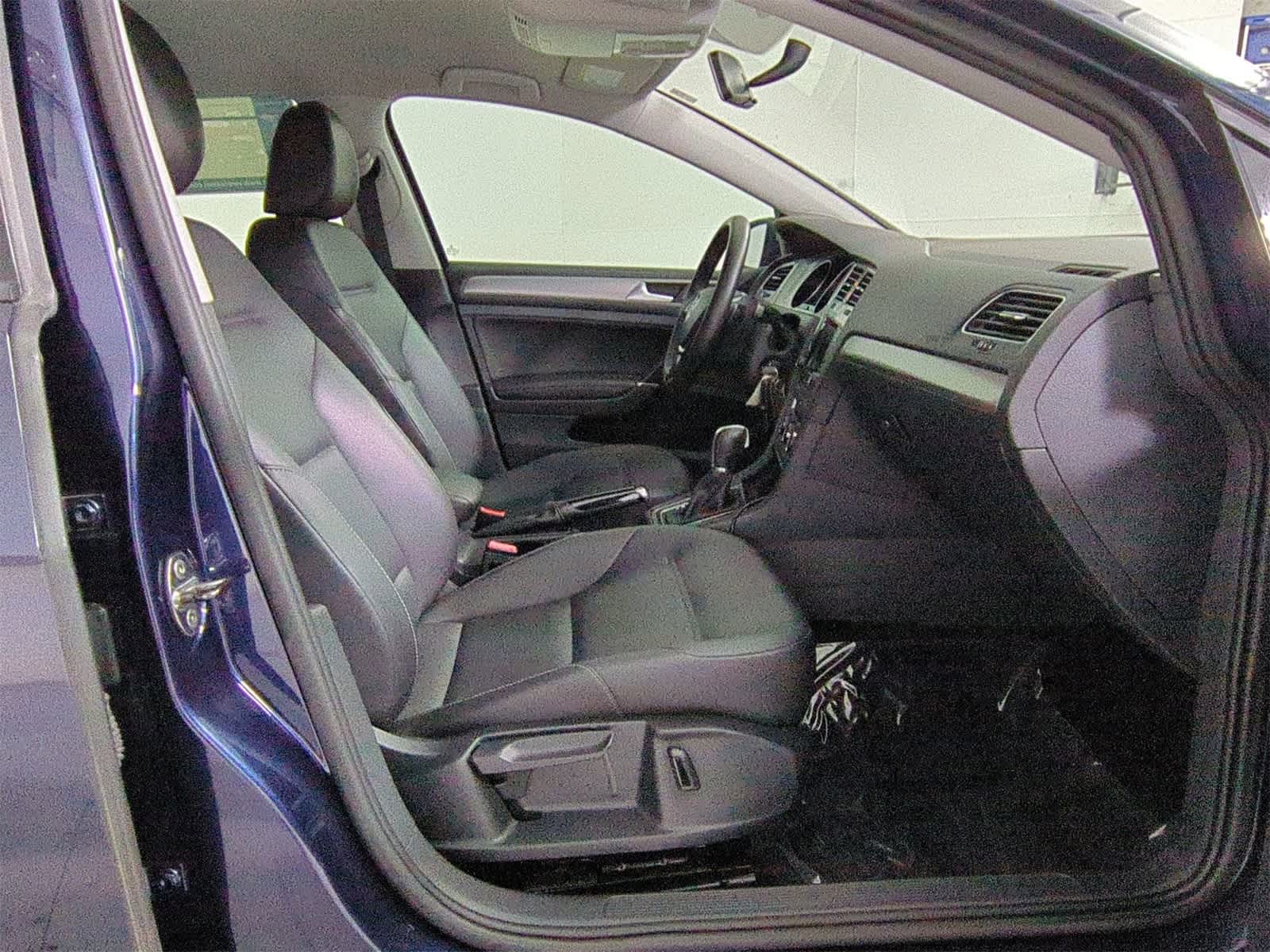 Thumbnail: 2015 Volkswagen e-Golf - 21