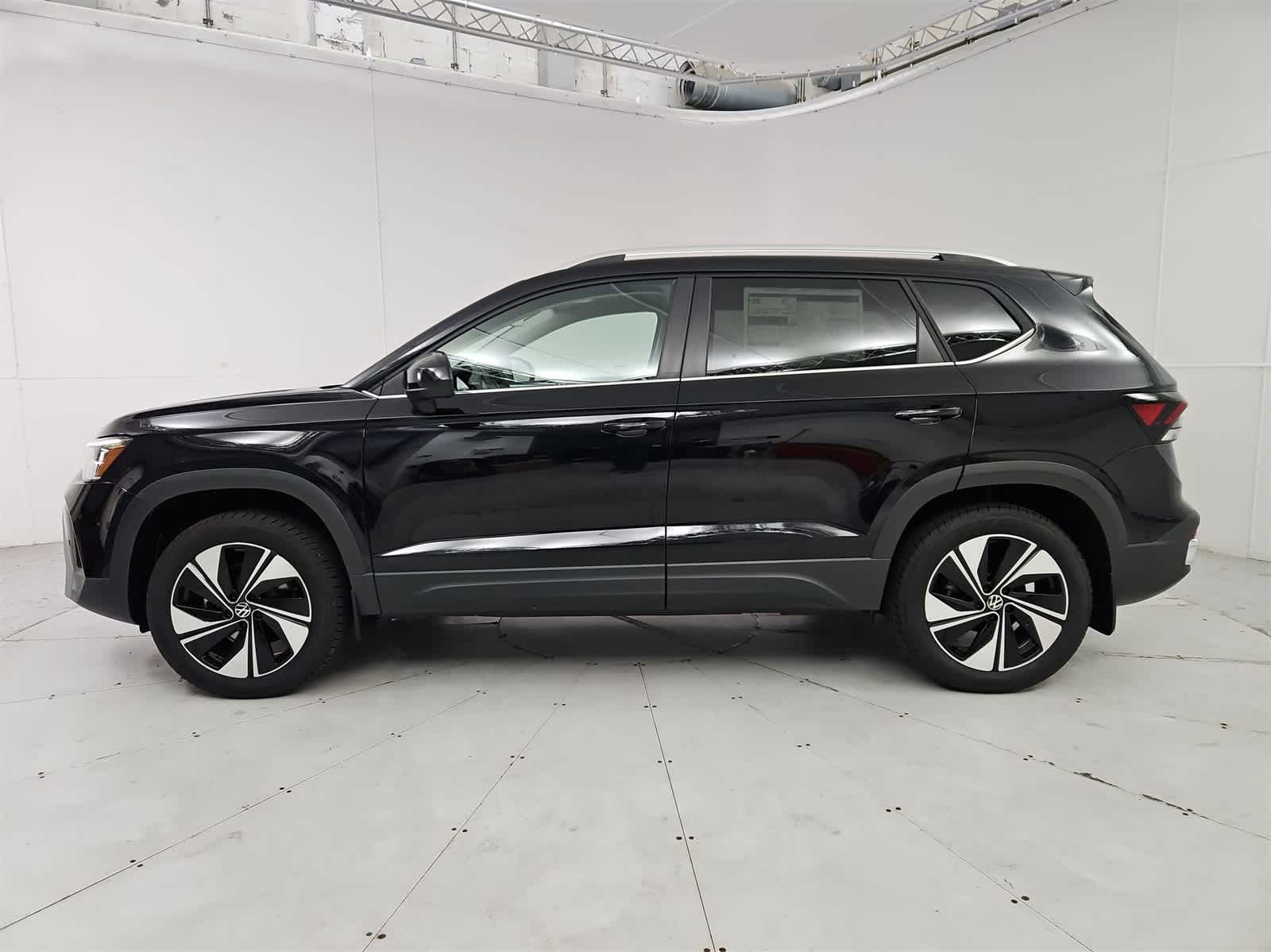 2025 Volkswagen Taos SE photo 3