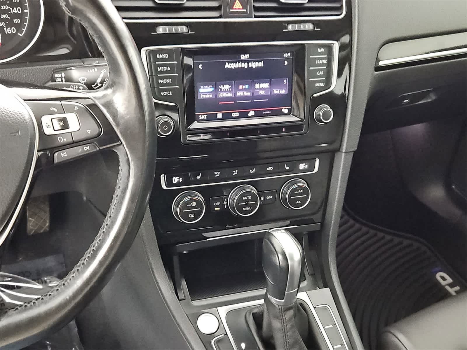 2015 Volkswagen e-Golf SE 29