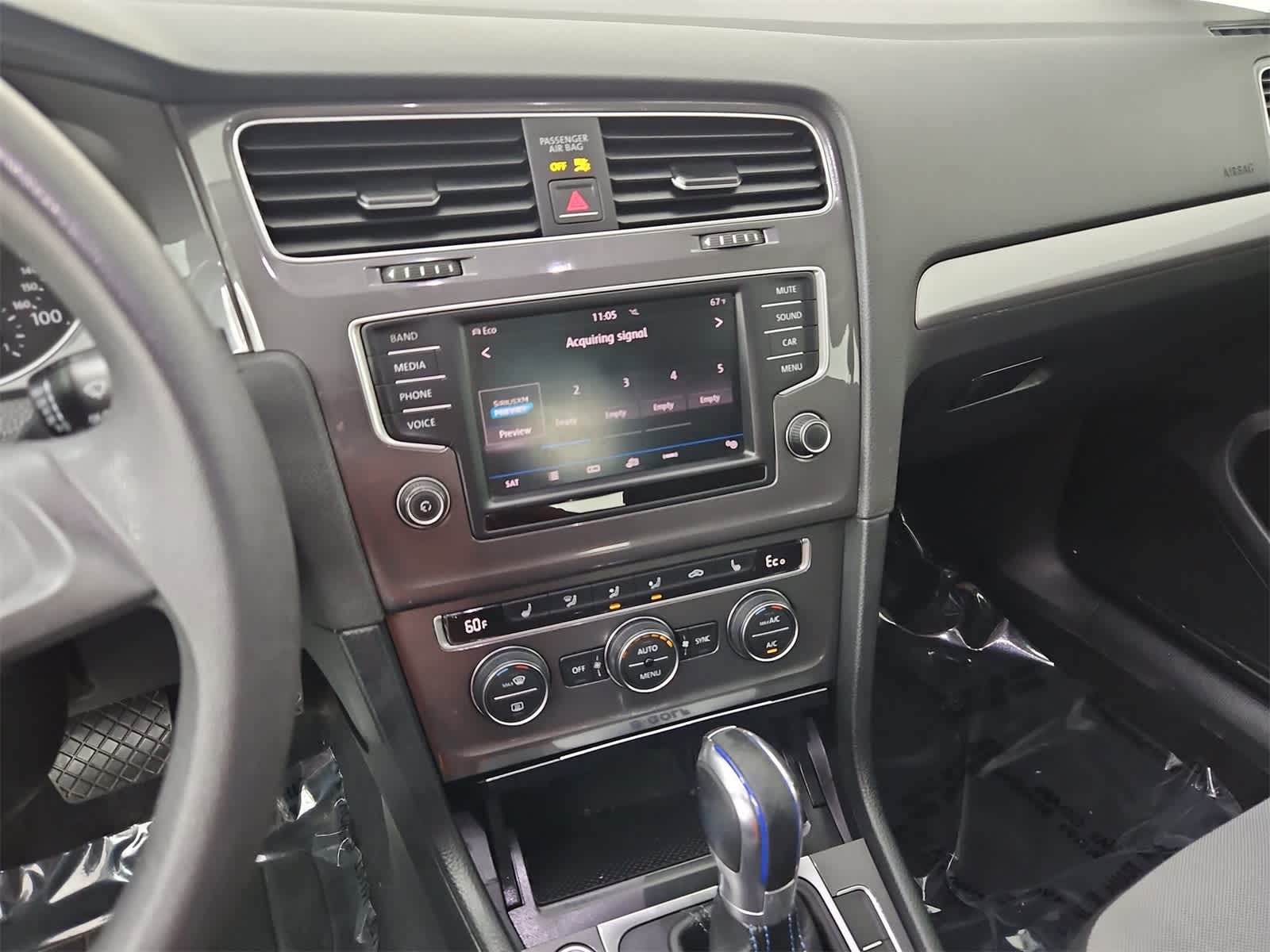 2016 Volkswagen e-Golf SE 24