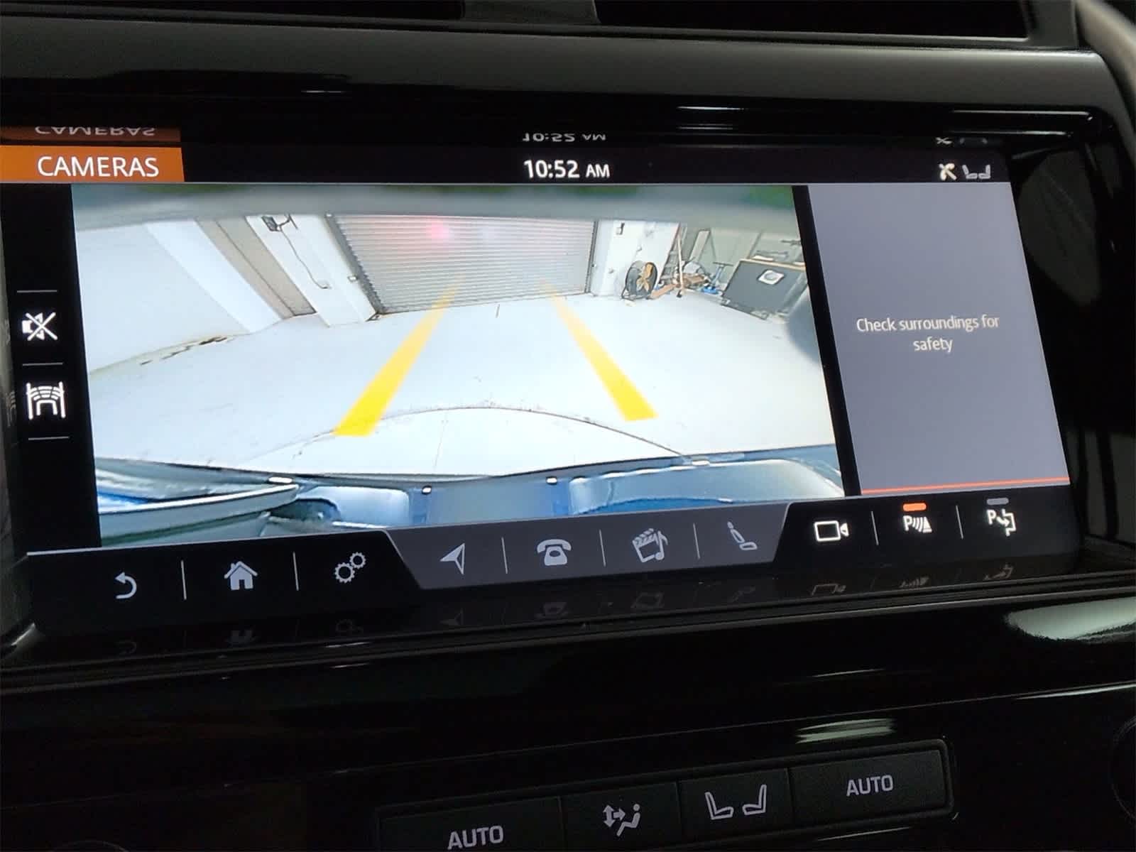 Thumbnail: 2020 Land Rover Discovery - 30