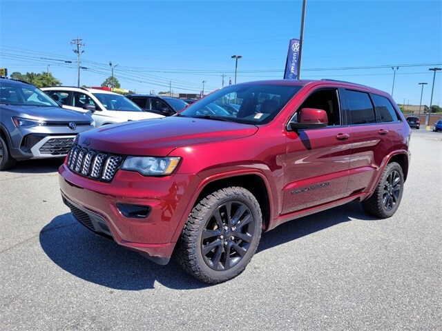 2019 Jeep Grand Cherokee Laredo Altitude photo 3